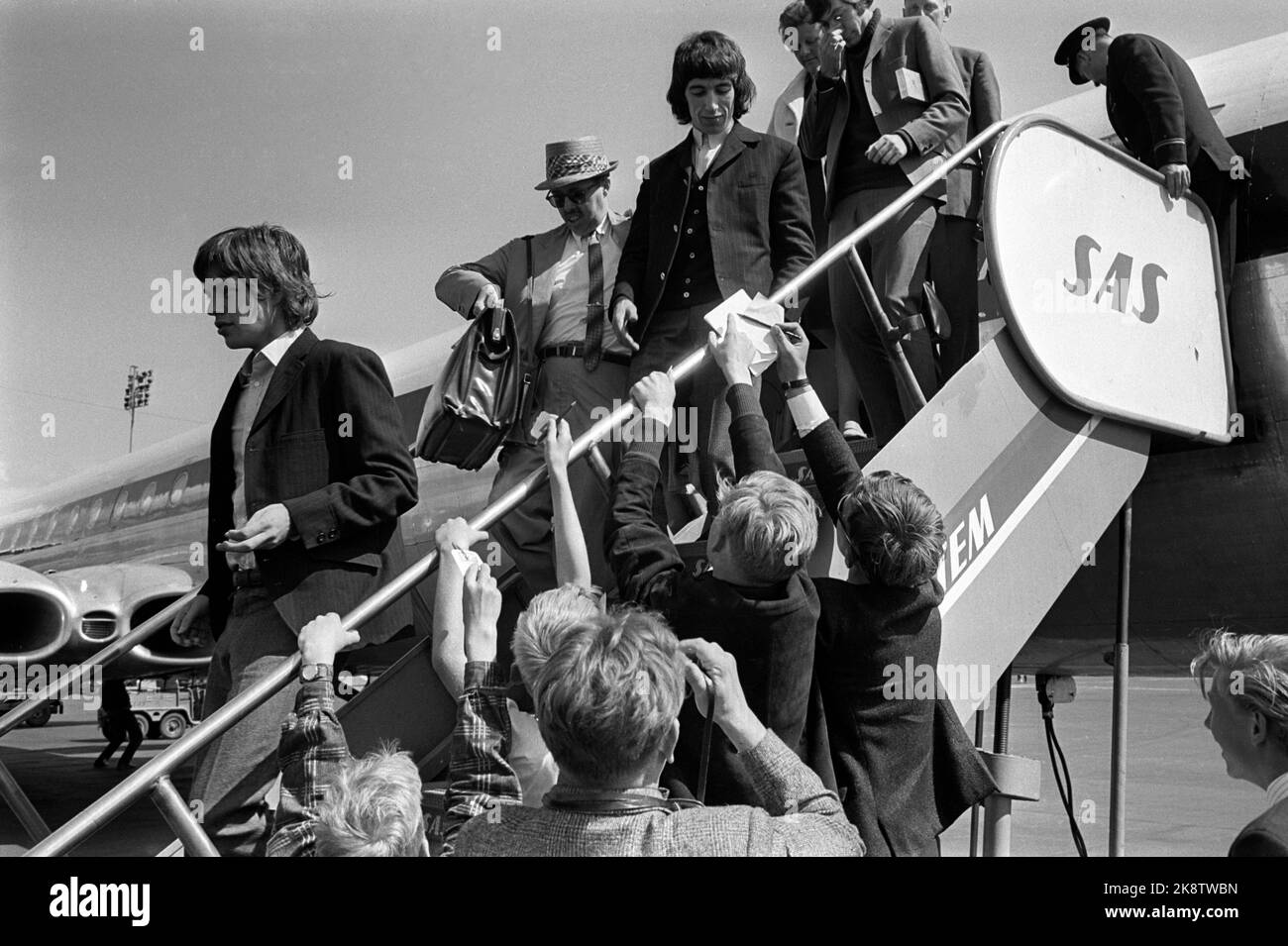 oslo-19650622-the-pop-group-the-rolling-stones-arrives-at-fornebu