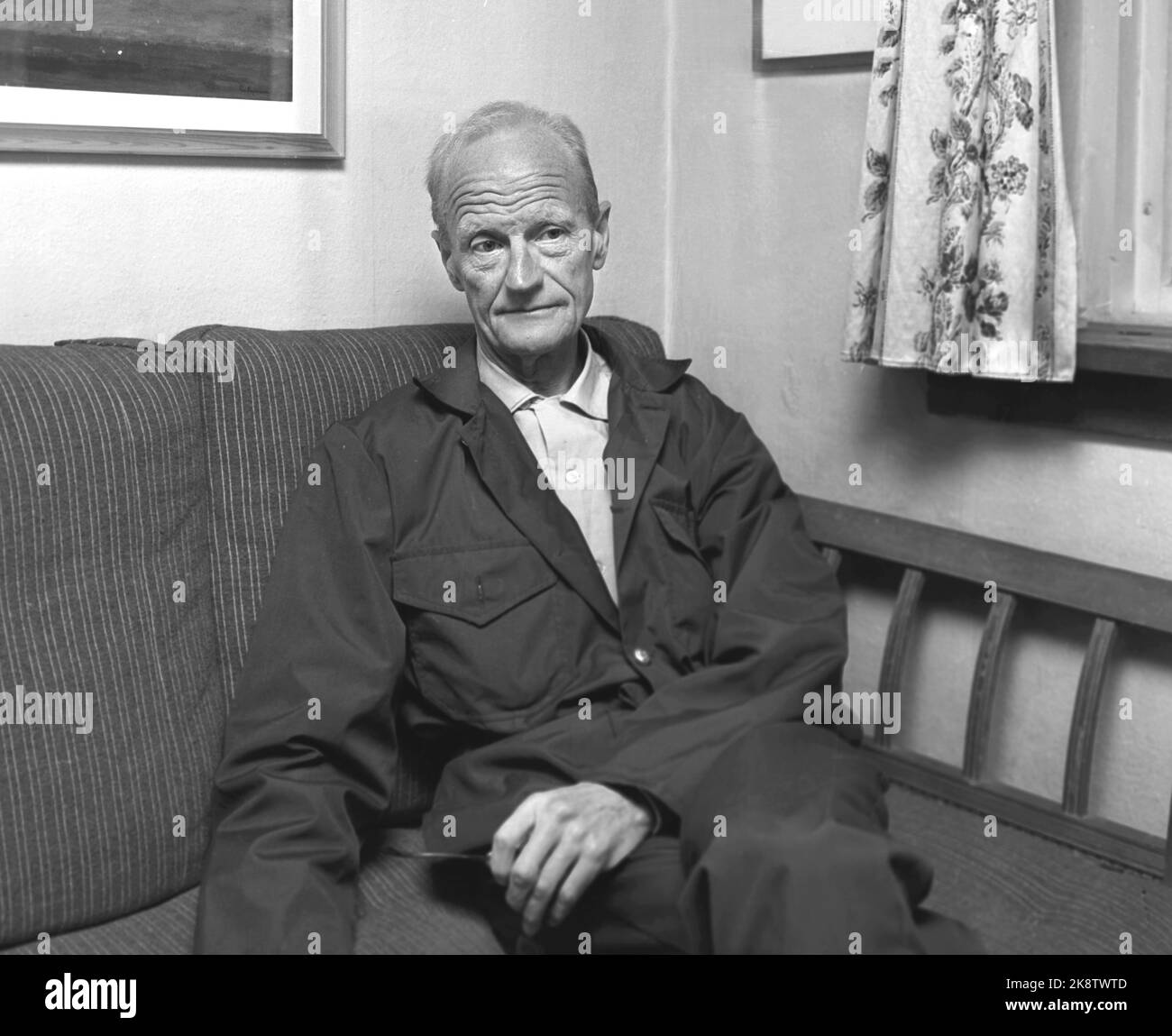 19640826. Author Johan Borgen sitting on the couch. Serious. Stock Photo: Henrik Laurvik / NTB Stock Photo