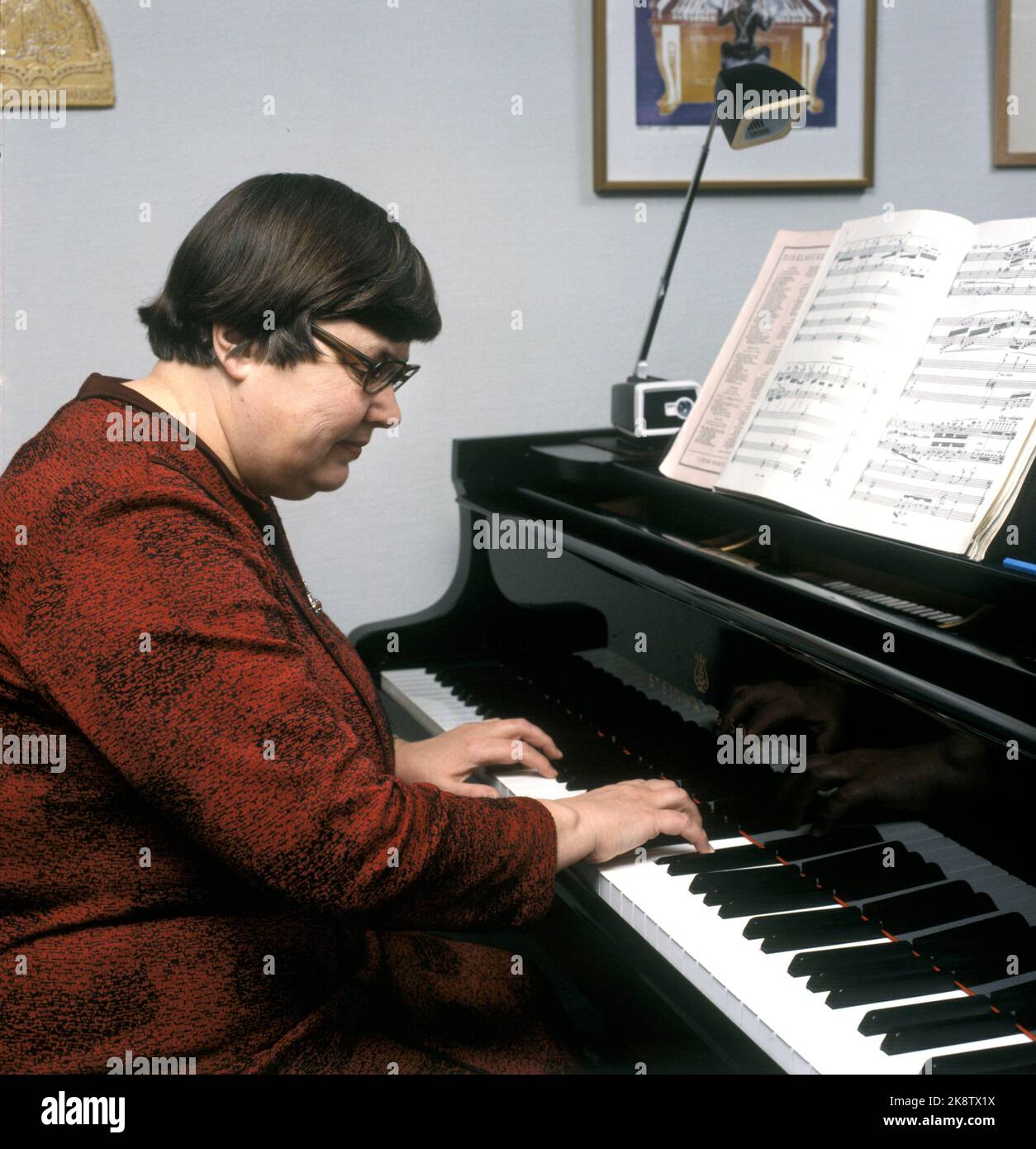 Oslo 1979-01: Norwegian pianist Eva Knardahl photographed at the grand 