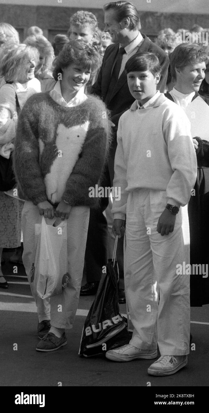 Oslo 1986-08-19: The Crown Prince children begin at kg. Princess Märtha Louise and Prince Haakon Magnus begin at Christian Gymnasium. Princess Märtha will start at the 9th grade at the secondary school, while the prince will start in 7. The children have previously been students at Smedstad school. Photo: Bjørn Sigurdsøn Stock Photo