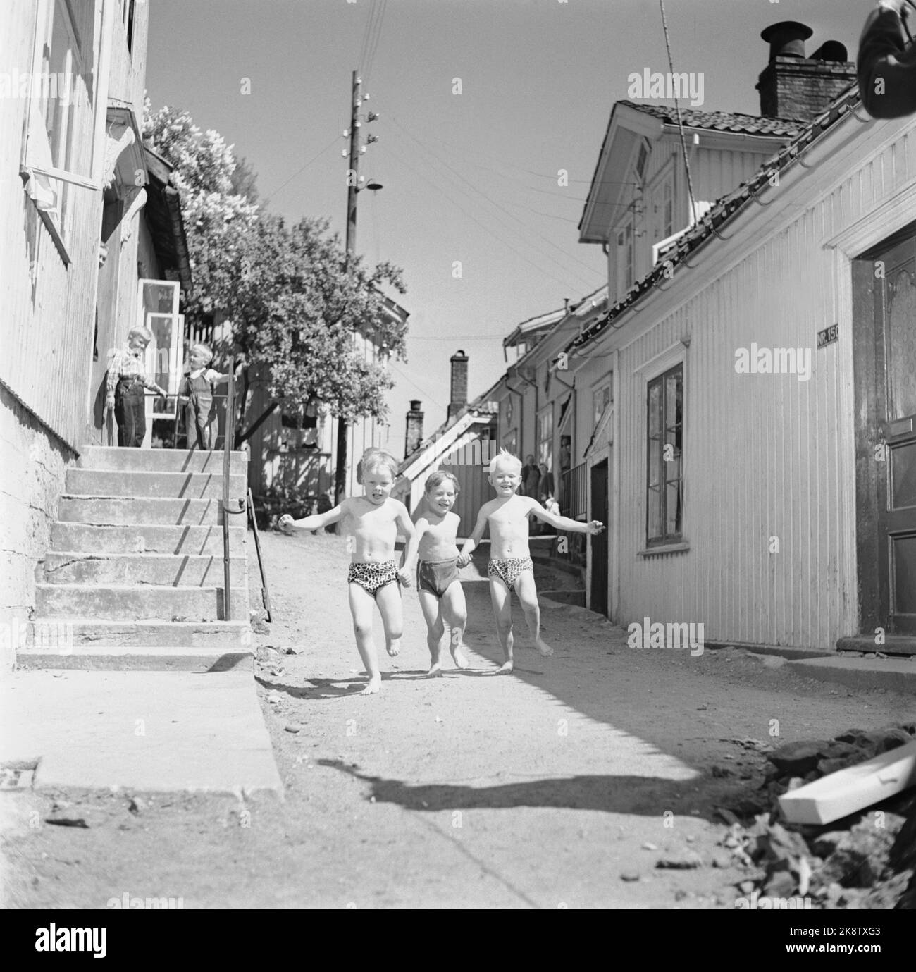 Kragerø 195406 - summer pictures from Kragerø. Happy children run down the street. Hand in hand. Photo: Current / NTB Stock Photo