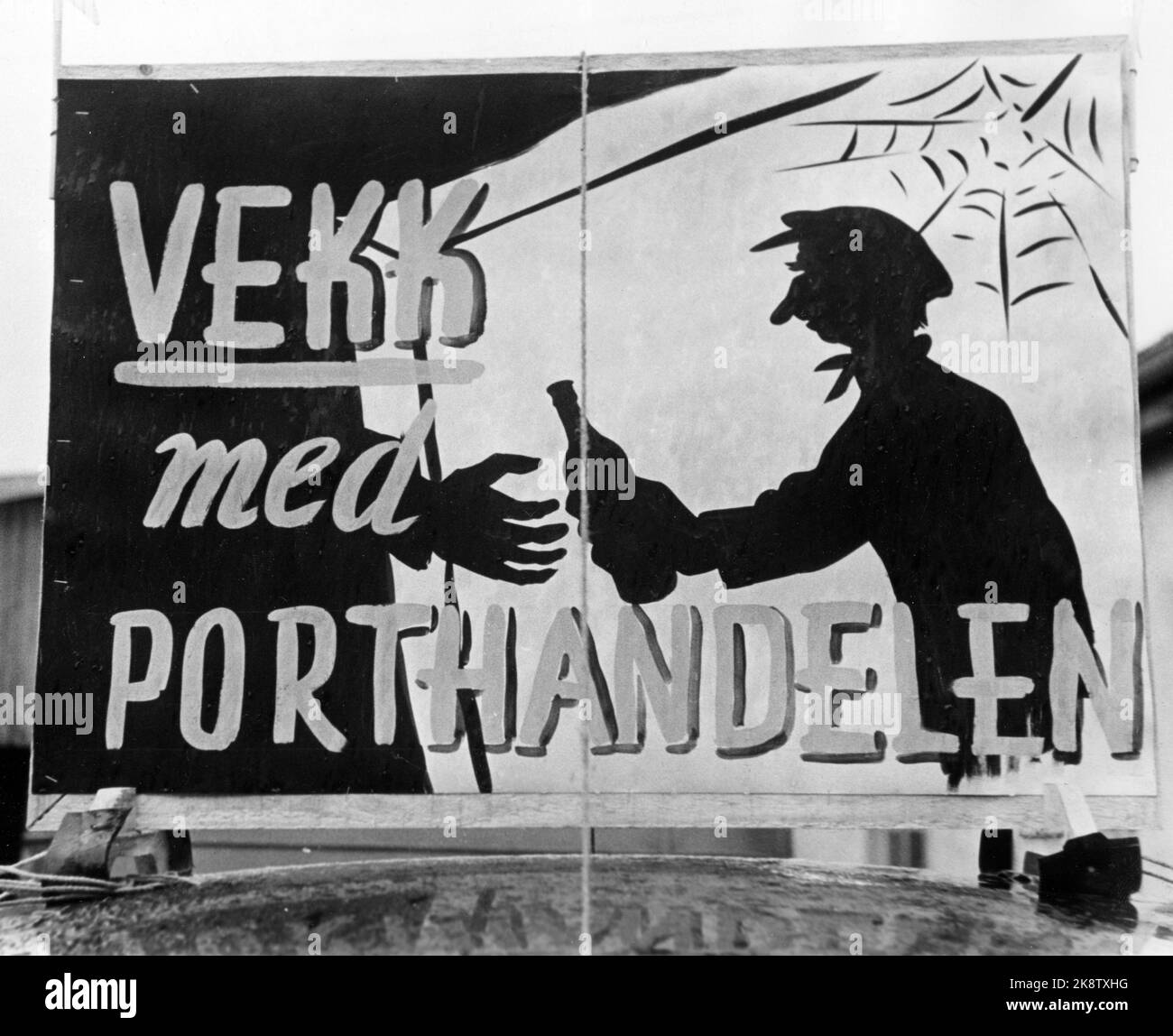 Stavanger 19511021 On October 22, 1951, there was a referendum on Vinmonopol in 22 Norwegian cities. In Stavanger, the temperature was high in advance of the poll. Here is a poster from the yes side, which argued that the port trade of liquor would disappear if the city got a wine monopoly. Photo: Sverre A. Børretzen / Current / NTB Stock Photo