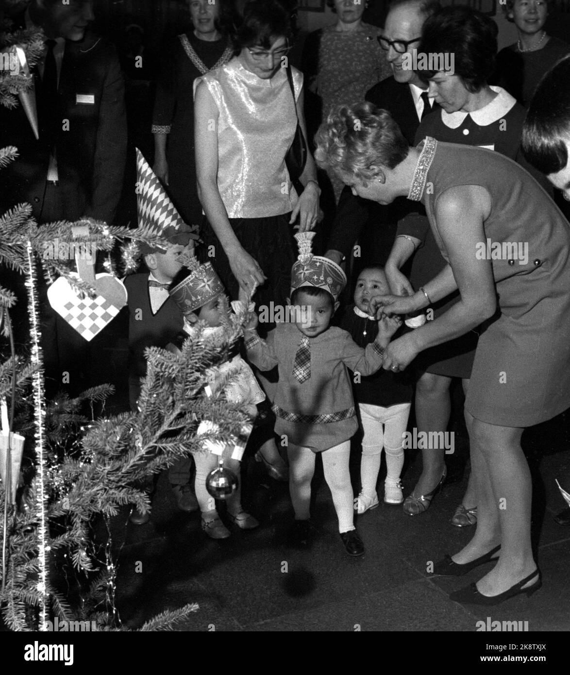 vietnamese-christmas-party-black-and-white-stock-photos-images-alamy
