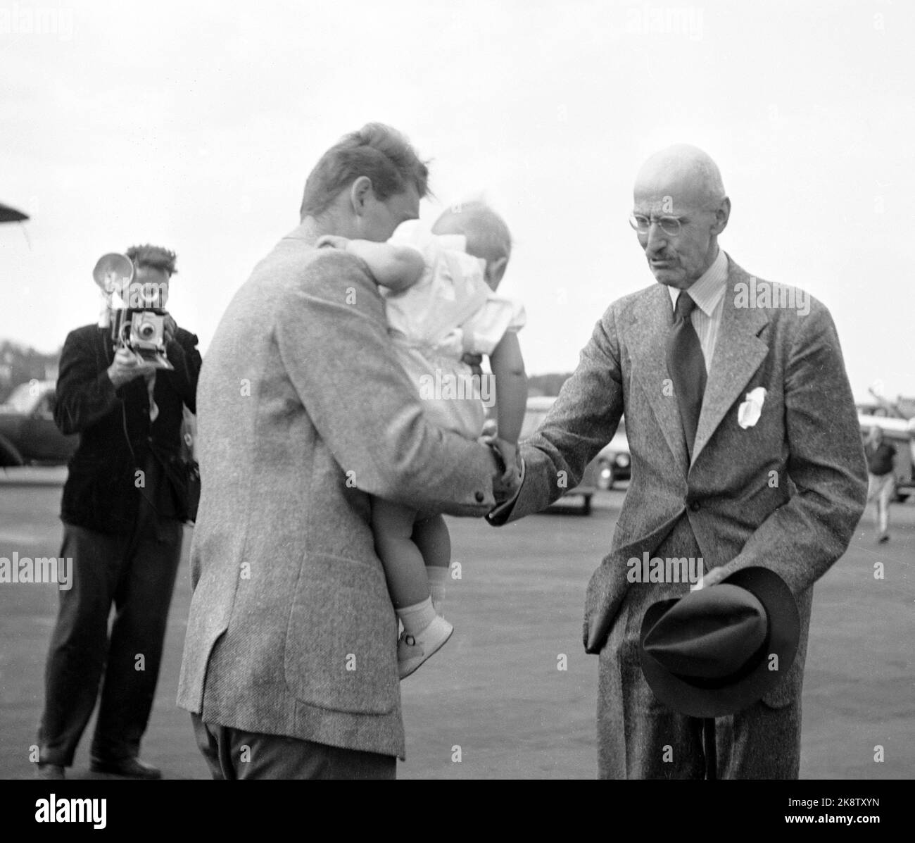 Fornebu 19550605. Princess Ragnhild and shipowner Erling Lorentzen with son Haakon comes by plane from Rio to spend the summer holidays in his home country. Here they are received by Olderfar King Haakon. Photo: Jan Stage NTB / NTB Stock Photo