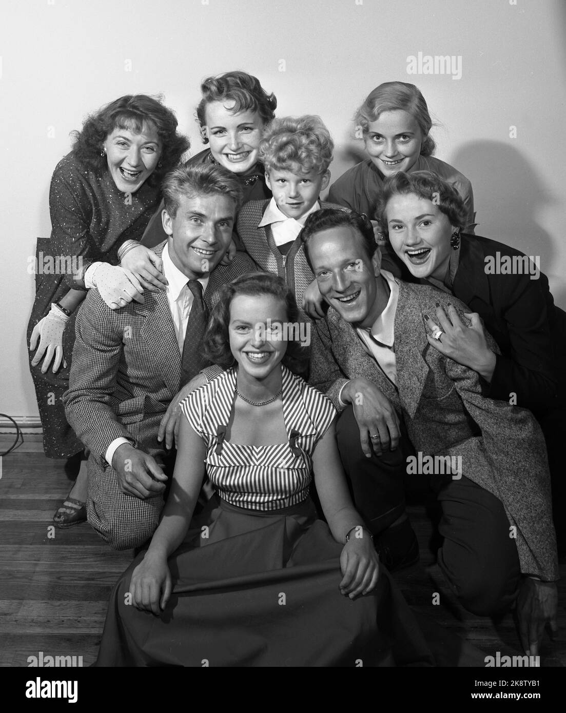 Oslo 1954. 'Nine new film faces.' This bouquet of new, young talents in Norwegian film welcomes 'Current' readers to the autumn film season. In the back row from V A boy's day ”). In the middle from the: Marius Eriksen (ski teacher in 'Trost in the roof lamp'), seven -year -old Bjørn Olav Cook ('a boy's day') and Jan Voigt ('in the name of morals'). Until H .: Karin Hox ('never other than trouble'). Ahead: Vigdis Røising ('never other than trouble'). Photo: Sverre A. Børretzen Stock Photo
