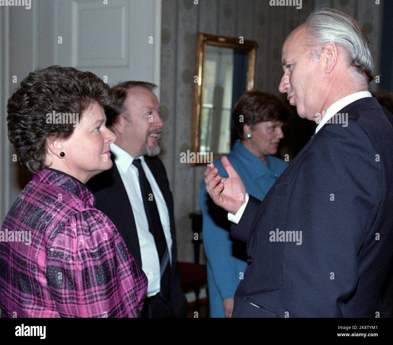 Oslo 19891016 The Government Brundtland resigns. Prime Minister Gro Harlem Brundtland (Ap) and Thorvald Stoltenberg for the last time in the Cabinet of Ministers at the Palace. Photo: Henrik Laurvik NTB Stock Photo