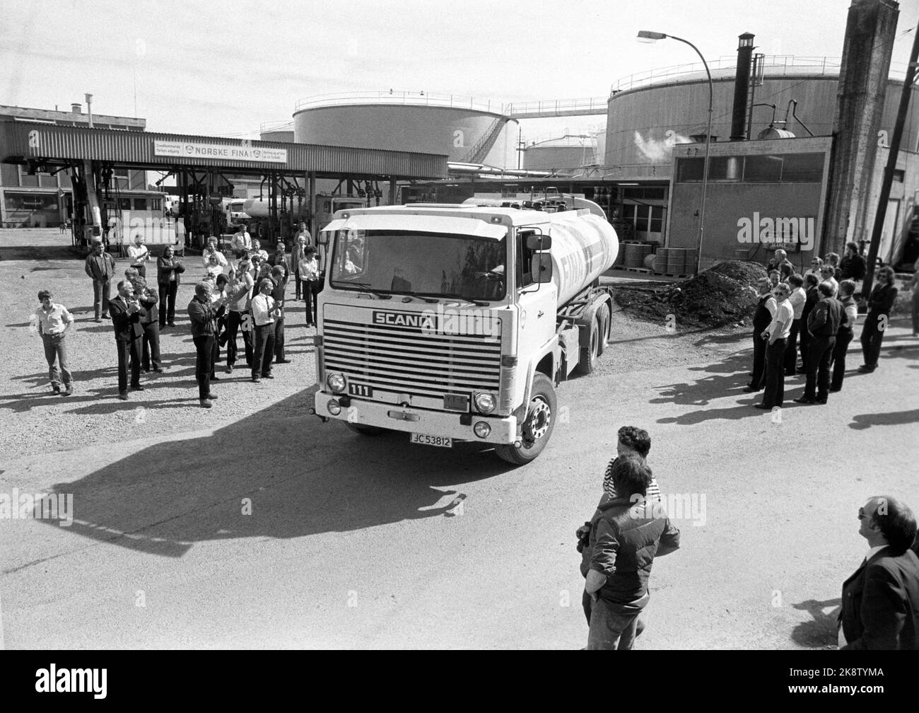 19820427 Transport strike. The blockade lifted. The strike guards' blockade of the exit from the tanker to Fina at Lysaker has been abolished, provided that exit is normal and not stepped up. Driver Asbjørn beat from Tretten sits in the first car and heads to Lillehammer, to applause from the other drivers. Photo: Svein Hammerstad / NTB Stock Photo