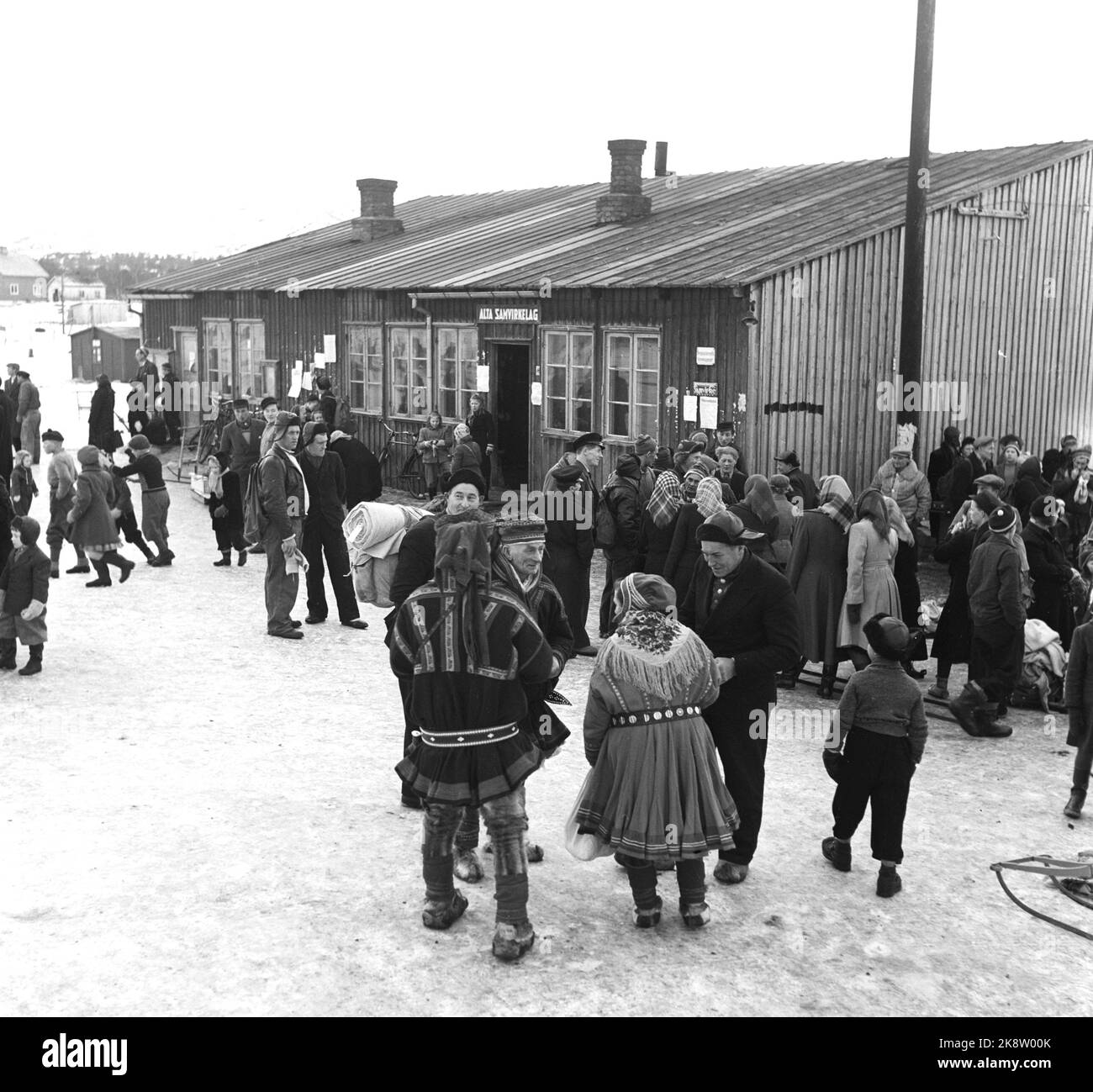 Alta, Bossekop 19520419. Bossekop- The market, the large famous Sami market that is gathered every year at the Samvirkelaget in Alta. Here, there are many from the ridges nearby to sell household goods, reindeer meat and leather. The trade goes lively. The goods are transported in bags by truck from Gargia Fjellstue, which is the gathering place for the Sami after they have come down from Vidda. The clerkers at the Samvirkelaget receive approx. 40-50,000 kg. Meat delivered to the market in the days it lasts. Photo: Sverre A. Børretzen / Current / NTB Stock Photo