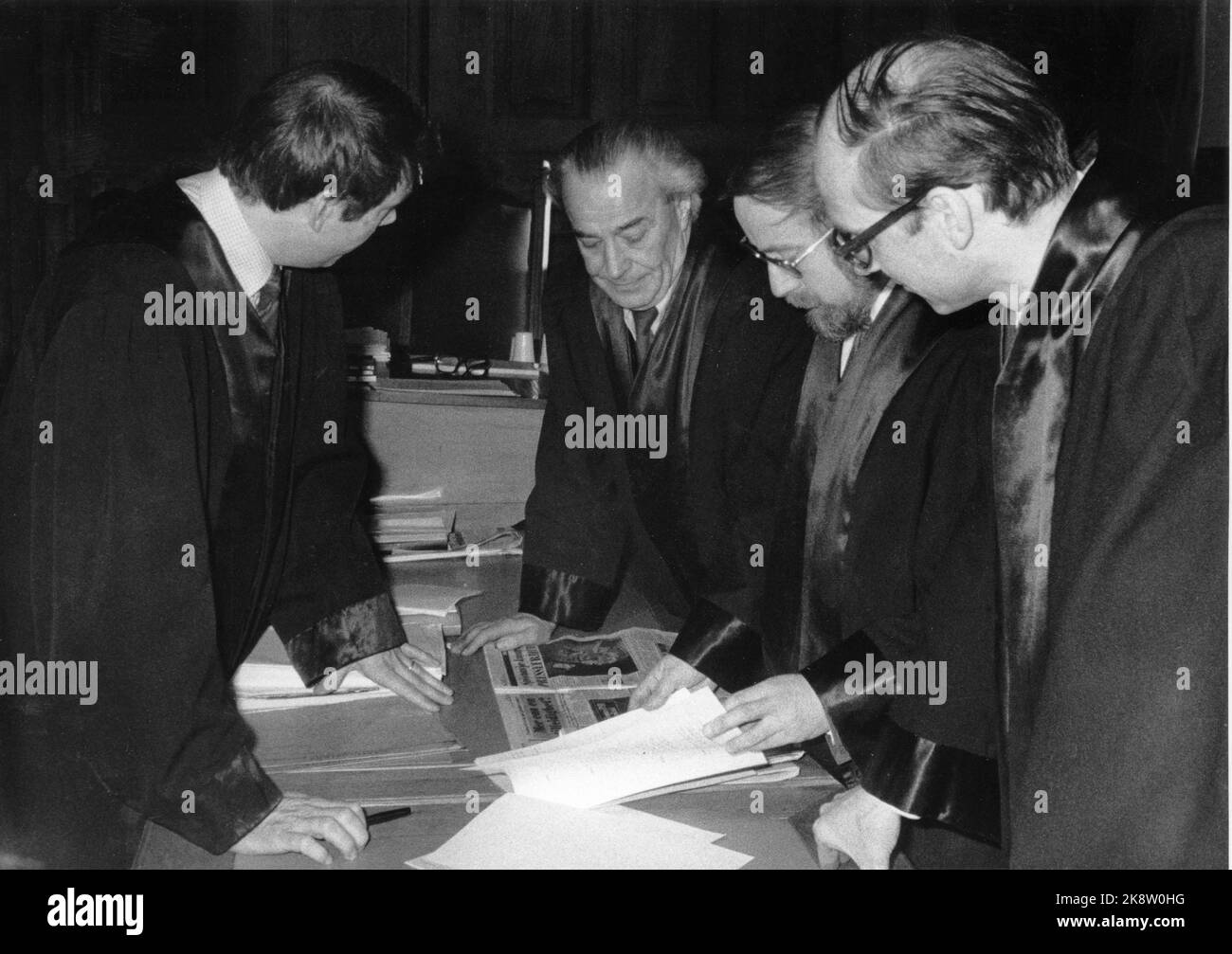 Oslo 19790214: New Tid case / List case: Articles on the secret services in Norway that were published in SV's party newspaper Ny Tid led to litigation against the newspaper and against the interview subjects. Listening case in Oslo City Court. The prosecutor in the list case Arne Huuse (TV) discusses with the three defenders, from V: the lawyers Alf Nordhus, Ole Jakob Bae and Kjell Amundsen. Photo: NTB / NTB Stock Photo