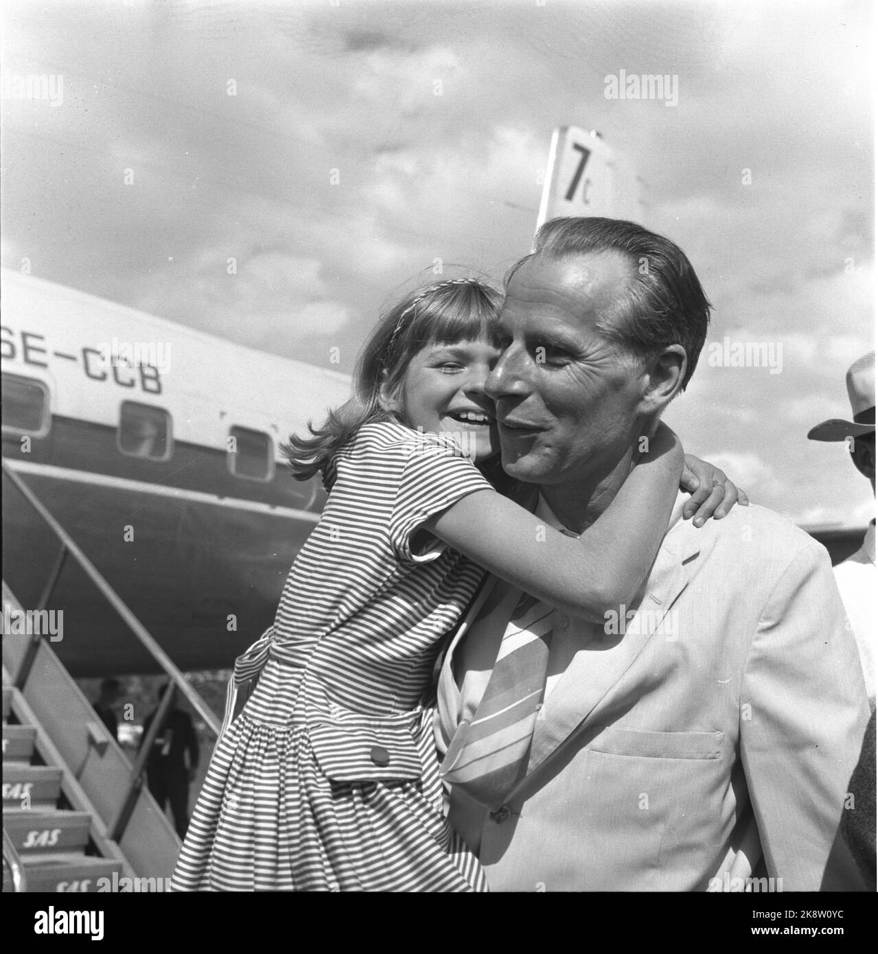 Oslo 19640816: Professor Arne Næs and the rest of the participants at the Tirich Mir expedition at home in Norway again. Here Prof. Arne Næs is met by her daughter at Fornebu Airport. NEG 21891 NTB photo: Erik Thorberg Stock Photo