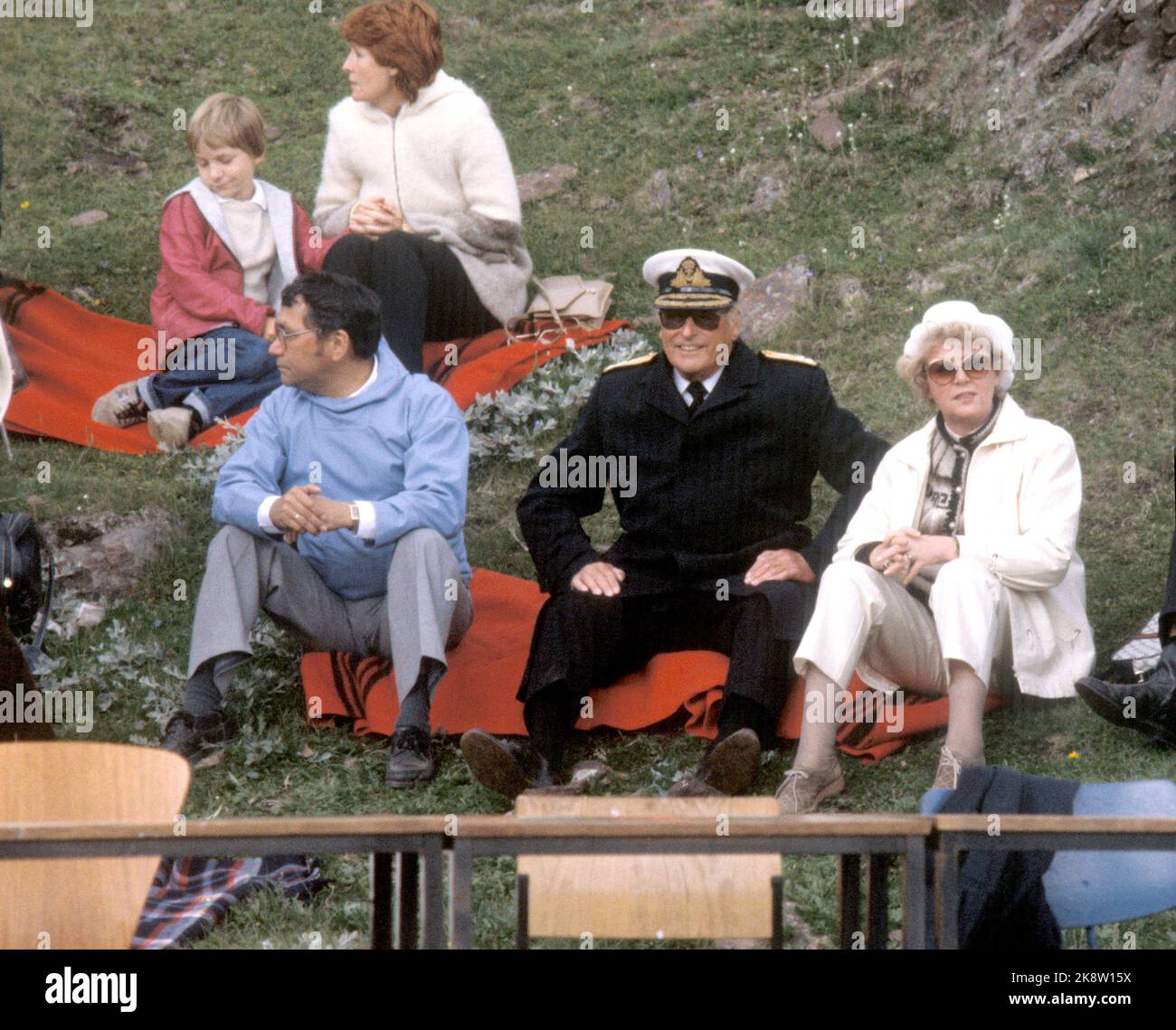 Greenland, Brattalid August 1982. King Olav and Crown Princess Sonja visit Greenland with Queen Margrethe, Prince Henrik, the children Crown Prince Frederik, Prince Joachim of Denmark and President Vigdis Finnbogadottir. Here the royal lunch eat in nature. King Olav (middle) together with Vigdis Finnbogadottir. Photo: Paul Owesen NTB / NTB Stock Photo