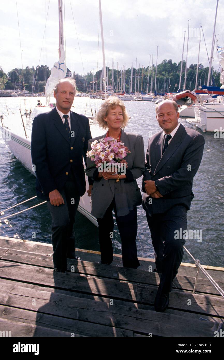 Oslo 19890608 The sailboat 'Fram XI' is baptized by Else Sundt. On Thursday, Crown Prince Harald's new Entonner 'Fram XI' was baptized at the Queen in Oslo. It was Else Sundt, shipowner Petter C.G. Healthy Wife, who became the godmother of the boat after she crushed the champagne bottle against the ship's side. It was no coincidence that it was precisely her who got the honor. It's Petter C.G. Sundt who has funded the new regatta machine. Only the boat has cost NOK 2.1 million. From V: Crown Prince Harald, Else Sundt and Petter Sundt. Photo: Olav Olsen / NTB Stock Photo