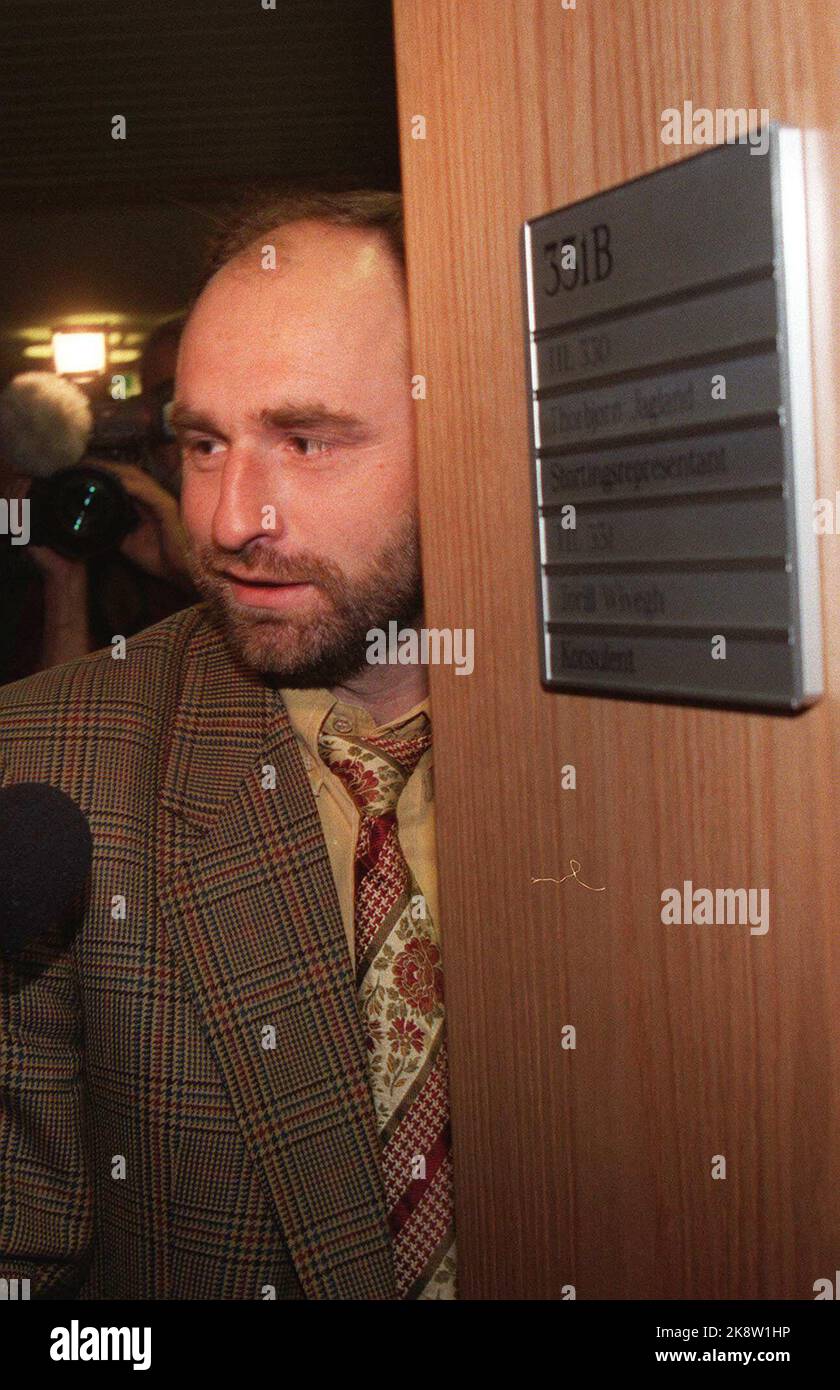 Oslo 19961024: Aps party secretary Dag Terje Andersen is a hot name in the Government Cabal of Thorbjørn Jagland, here on his way into Jagland's office. Prime Minister Brundtland is leaving. NTB photo: Morten Holm / NTB Stock Photo