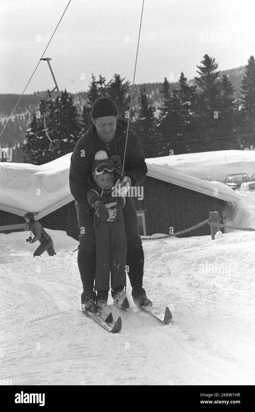 Gausdal February 1977. The Crown Prince family has winter holidays. Prince Haakon gets help in the ski lift. Photo: Svein Hammerstad / NTB / NTB Stock Photo
