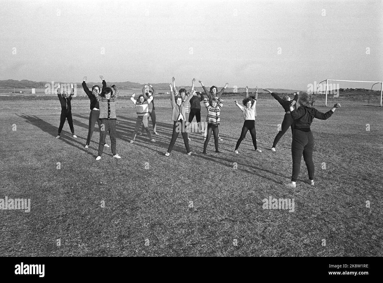 Jæren 19660430. Spring of Jæren. Here the handball girls in Brusand sports teams who have outdoor training in fresh southeast wind. Photo: Storløkken and Aaserud Current / NTB Stock Photo