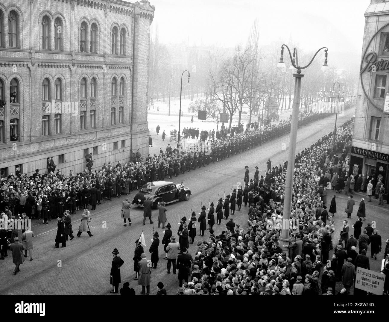 Oslo 19580120. Opening of the 102nd proper Storting. King Olav's first parliamentary opening as king. Here's overview of Karl Johans gate with the audience / spectators and soldiers on the gel along the route. The King's car leaves the Storting. Photo: NTB / NTB Stock Photo