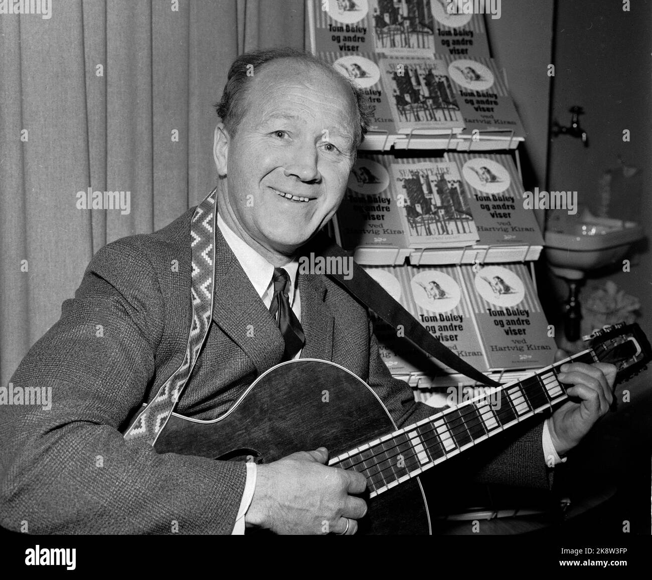 Oslo 19621027 Program Secretary in NRK Hartvig Kiran, with guitar and two of their vice -books. Photo: NTB / NTB Stock Photo