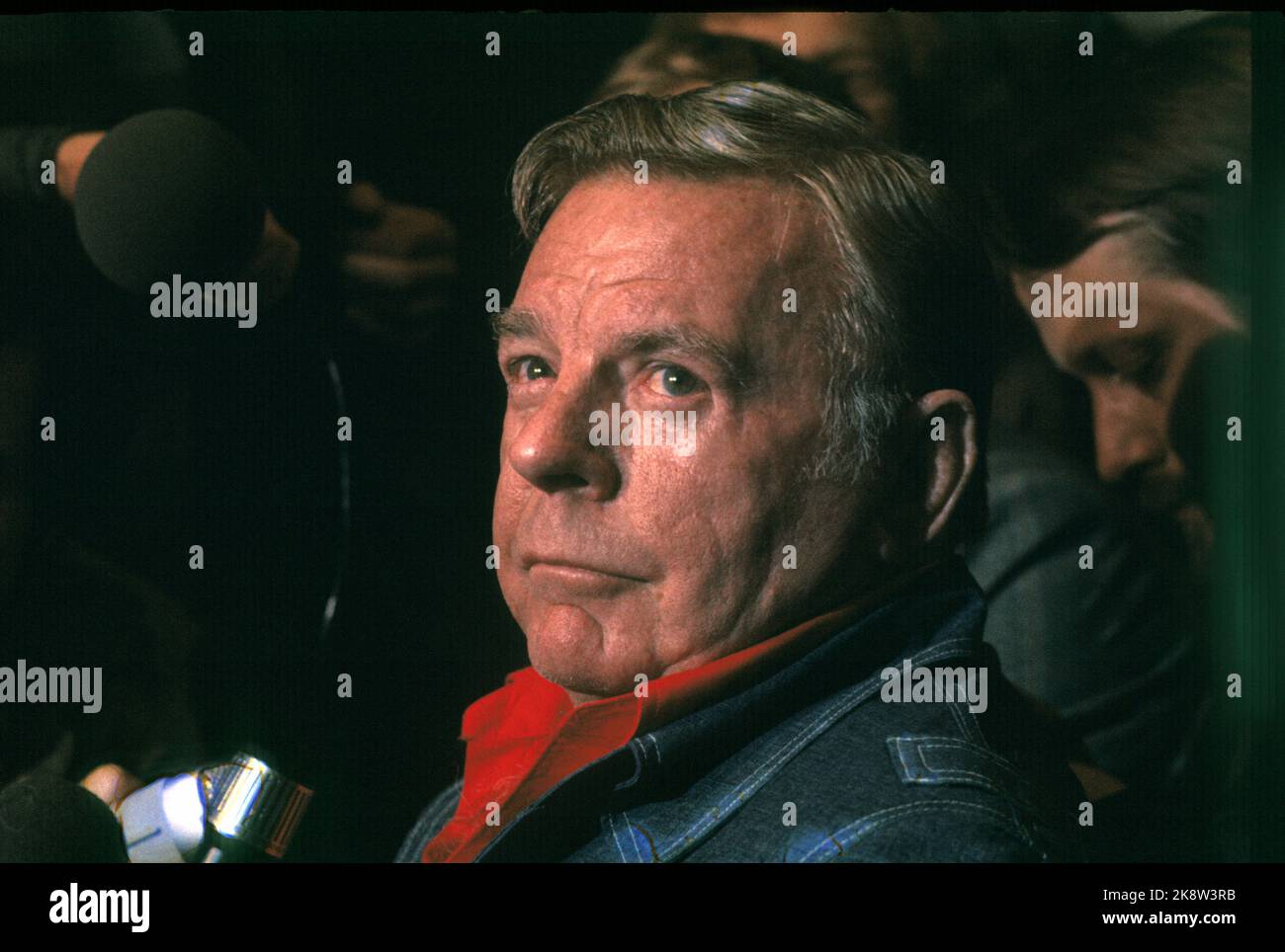 North Sea 19770429. Blowing on the Bravo platform on the Ekofisk field. Blowout expert / well killer Paul 'Red' Adair met the world press at Sola Airport before traveling out on the Ekofisk field. Here Adair surrounded by press people. Photo: Oddvar Walle Jensen / NTB / NTB Stock Photo