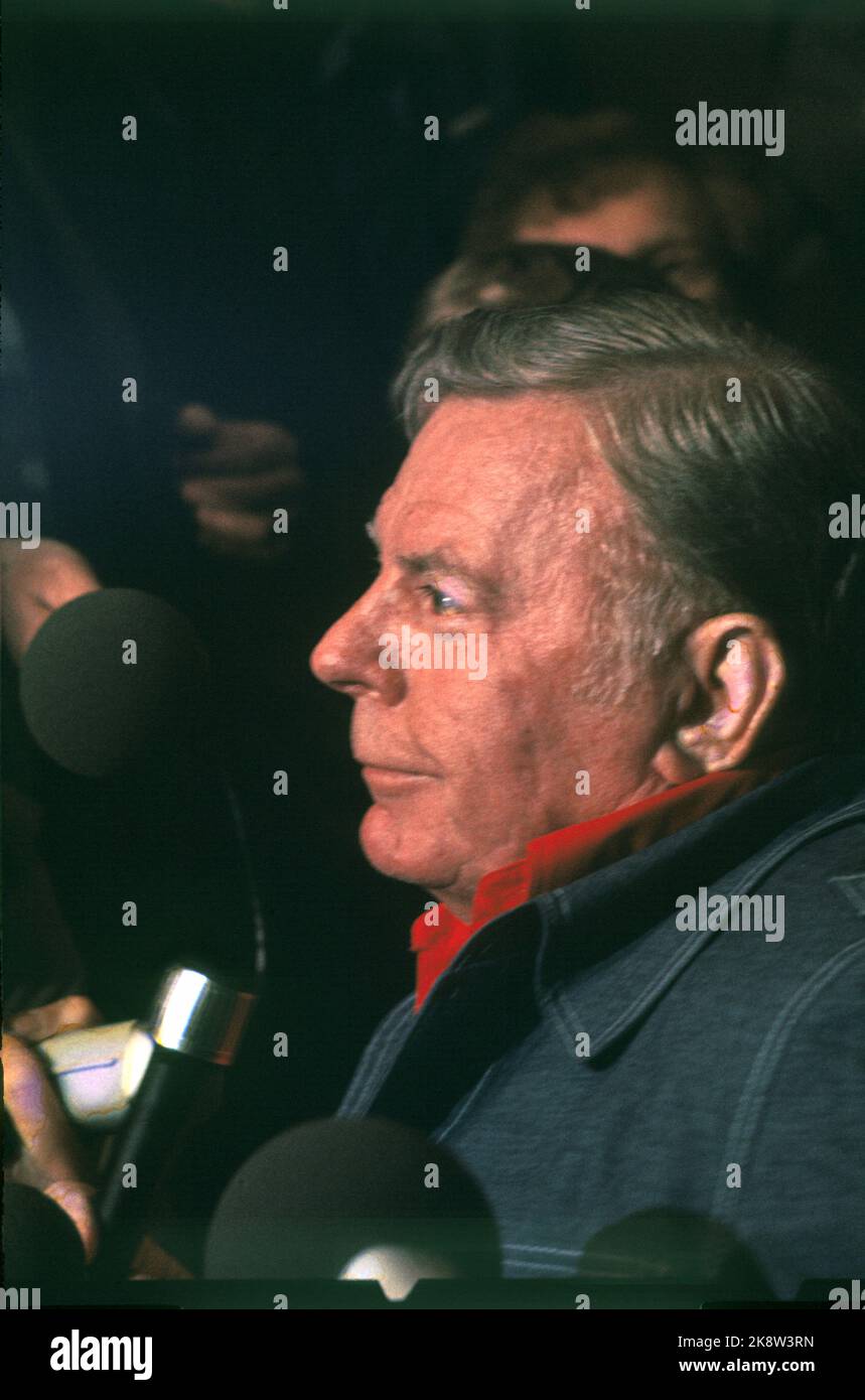 North Sea 19770429. Blowing on the Bravo platform on the Ekofisk field. Blowout expert / well killer Paul 'Red' Adair met the world press at Sola Airport before traveling out on the Ekofisk field. Here Adair surrounded by press people. Photo: Oddvar Walle Jensen / NTB / NTB Stock Photo