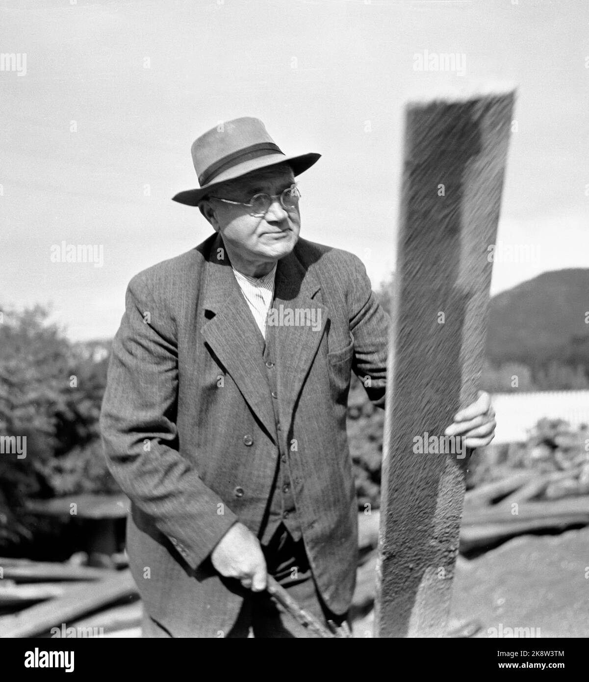 Hommelvik Sept. 1949 Former Prime Minister Johan Nygaardsvold turns 70 on September 6. Here he is photographed in his hometown Hommelvik, in the work of building houses. Photo with plank between hands. Photo: Per Bratland / Current / NTB Stock Photo