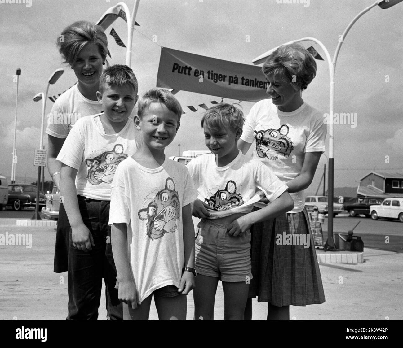 Oslo in the summer of 1965 The oil company Esso has adventurous success with its campaign to launch a new gasoline. The slogan 'Put a tiger on the tank' accompanied by Strøtarticles such as T-shirts, toys and tiger sweats has gone straight home with the youngest members of the family. And since it is the kids who decide when to stop when on holiday trips in the car, the road is not long to the nearest Esso station ... Here, satisfied Fere-kids are dressed up in Tiger jerseys. The slogan in the background. Photo: Børretzen / Current / NTB Stock Photo