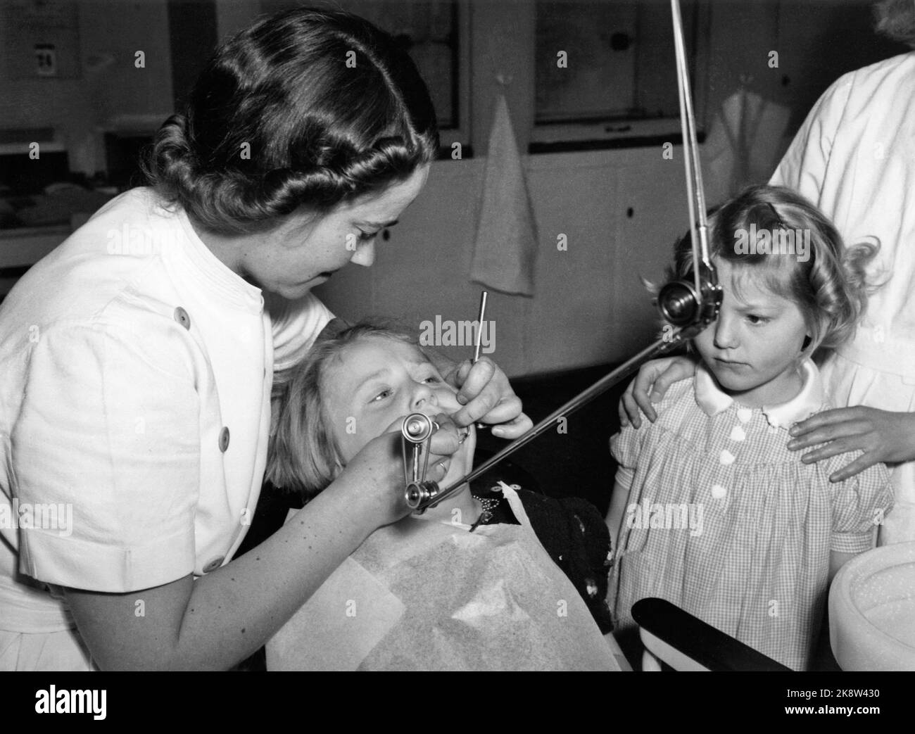 Oslo 1941: Oslo Municipal folk kan care in Møllergata 24. Female dentist at work. Girl in the dental chair. Photo: NTB Stock Photo