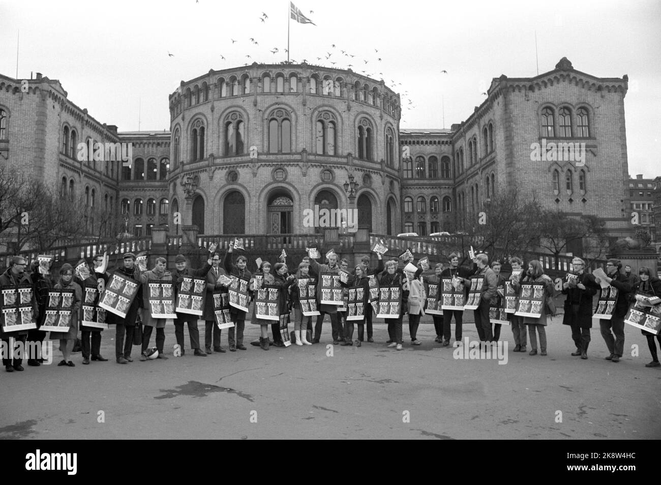 Oslo 196611. Action against the war in Vietnam. 100 00 members from a number of organizations will demonstrate in support of the UN's three requirements for the United States to end the war in Vietnam. There are youth behind the demonstration, which will take place on human rights day December 10. The picture shows representatives of the youth organizations with posters in front of the Storting. Photo Jan Erik Olsen / Current / NTB Stock Photo