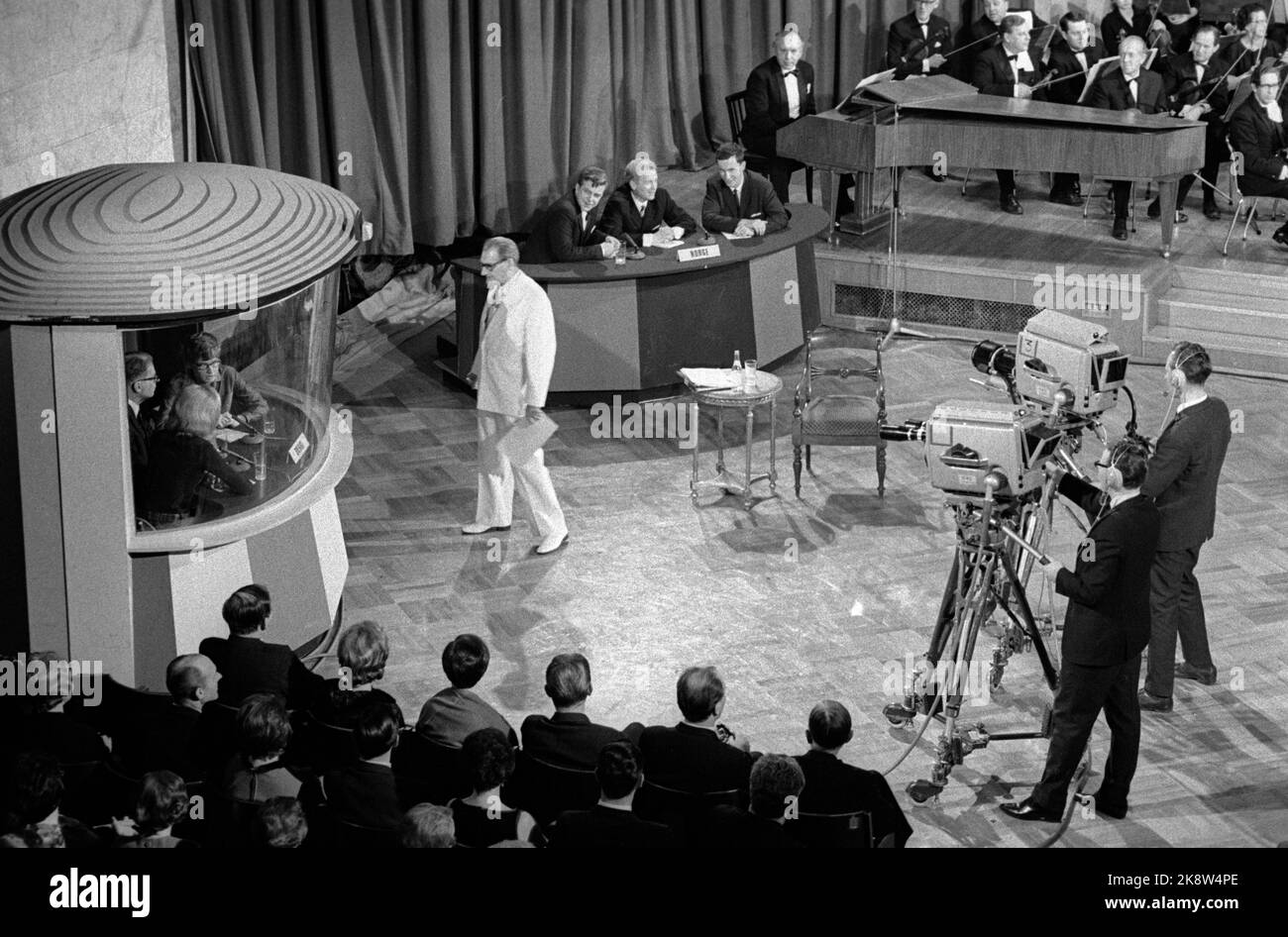 Oslo 19680107 Final in the Nordic Music Guesskern 'counterpoint' Overview picture from the studio, with the Norwegian team Th, and the Swedish team in the thinking box. Program manager Sten Broman in white suit at the thinking box. Ivar Folgerø, Jan Henriksen, and Trond Jahr participated in the Norwegian team. Photo: NTB / NTB Stock Photo