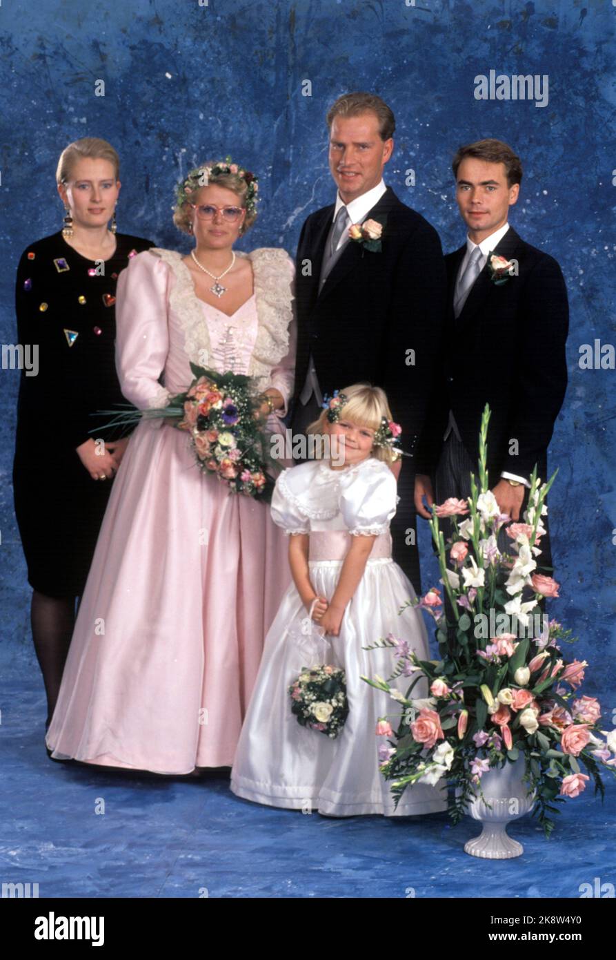 Oslo 19891209: Cathrine Ferner, grandson of King Olav, marries Arild Johansen in Ris church in Oslo. The bride in pink dress with sequins, lace and flower wreath in the hair. Here the bridal couple photographed with the grooms, Benedikte Ferner and Petter Elind. In the picture also the bridal girl, Laila Maria, the groom's 5 And half a year old niece. Photo: Knut Falch Stock Photo