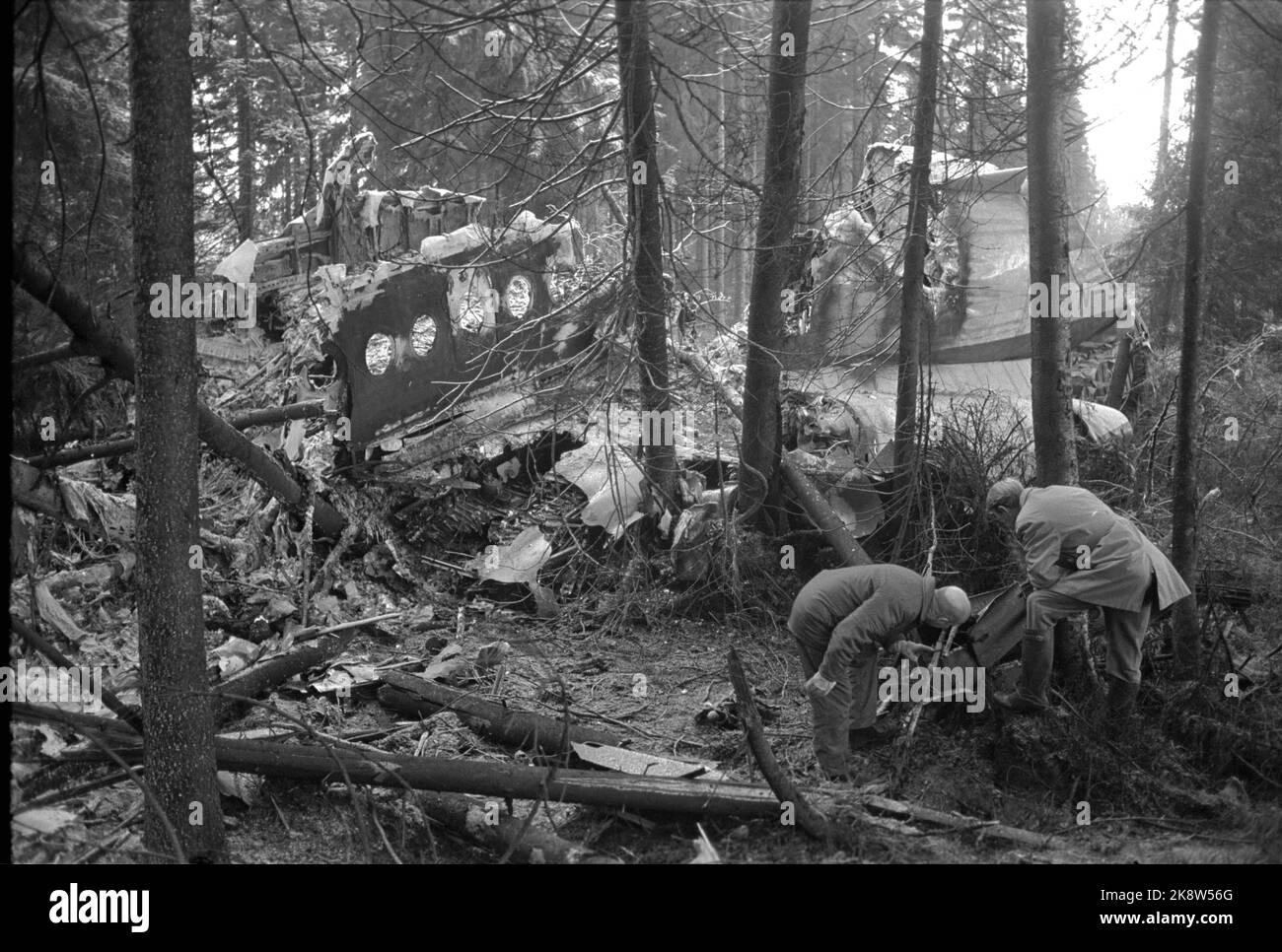 Asker 19721226 The plane crash in Vestmarka small Christmas Eve, where a Fokker Fellowship Fly from Braathens Safe crashed, and 40 people perished. Air Force Commission at work at the scene of the accident. Wreckage among the trees. Photo: NTB / NTB Stock Photo