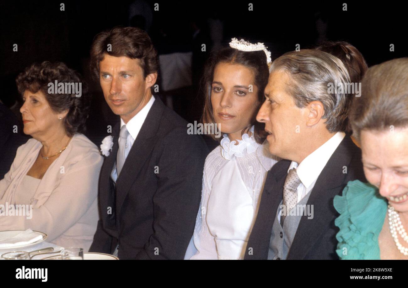 Rio de Janeiro, Brasil 1982-04: HAAKON LORENTZEN OG MARTHA CARVALHO DE FREITAS gifter seg i Rio. 14. april giftet kong Olavs barnebarn, Haakon Lorentzen (28), sønn av prinsesse Ragnhild fru Lorentzen og skipsreder Erling Lorentzen, seg med Martha Carvalho de Freitas (22) i Rio de Janeiro. Etter hvetebrødsdagene skal de nygifte bo i Norge i to år. Haakon Lorentzen skal i denne tiden arbeide som økonom i Den norske Creditbank. Brudeparet, Haakon og Martha Lorentzen. Her sammen med brudens foreldre. Helt til h. prinsesse Ragnhild fru Lorentzen. FOTO: UPI / Oppdrag for NTB / NTB Stock Photo