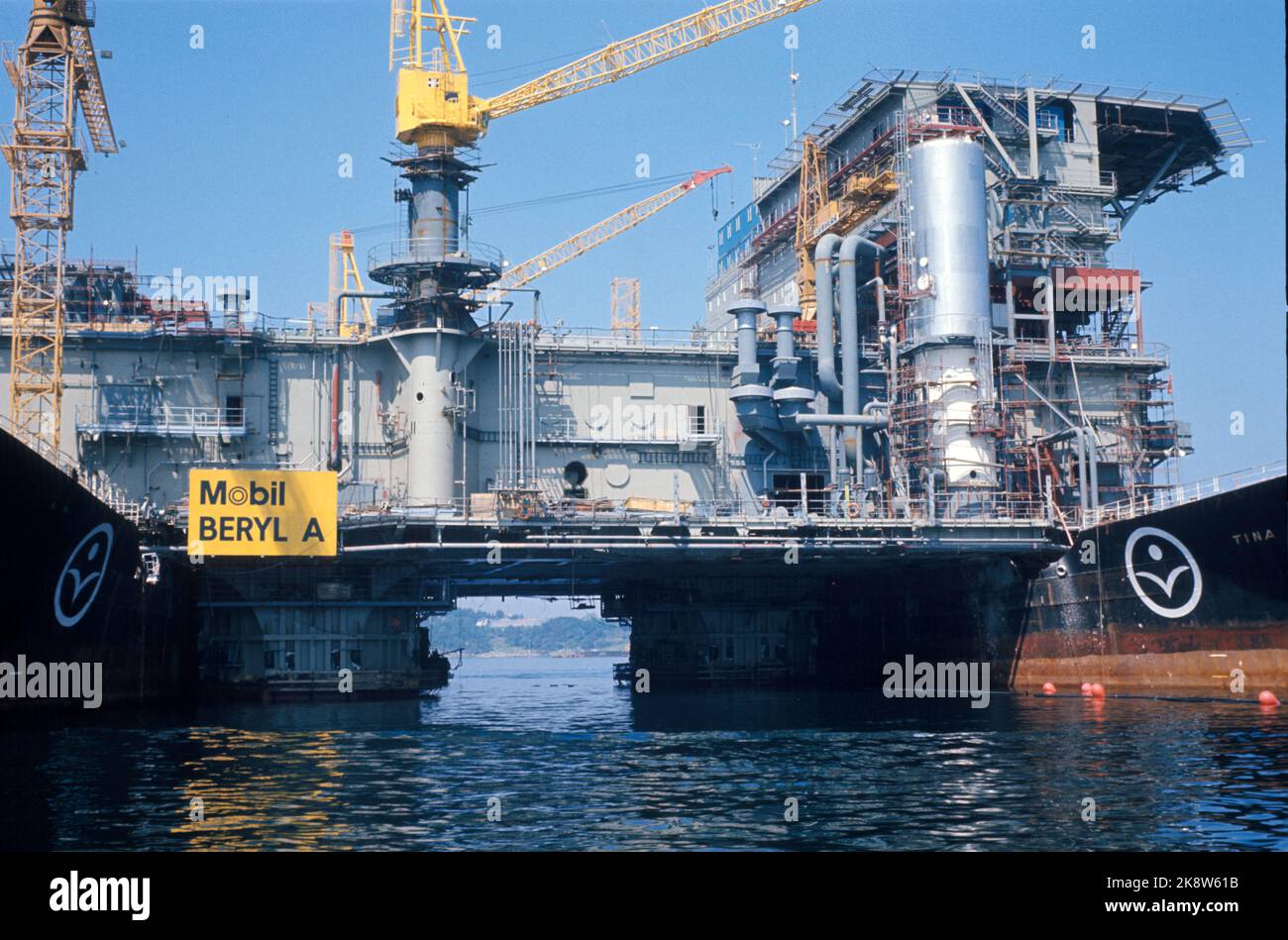 Stavanger 19750610: The steel deck for the oil drilling platform Condeep / Beryl A is mounted on the concrete legs at the yard in Stavanger. The steel deck that rests on two tankers is carried over the concrete foundation that is lowered into the sea. Beryl A is the first platform made of steel and concrete. Photo: NTB / NTB Stock Photo