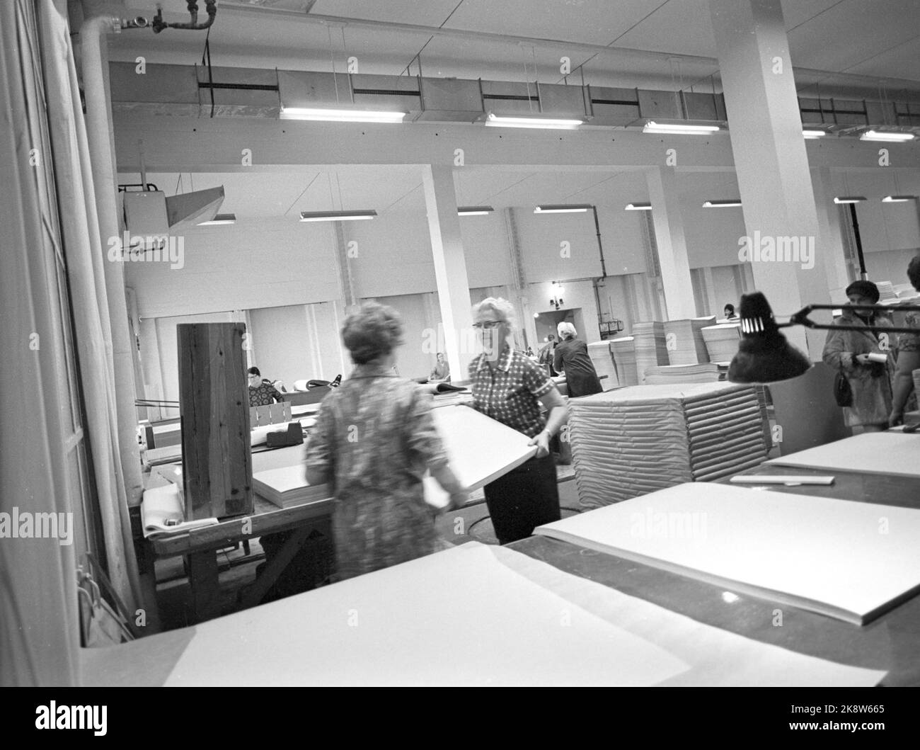 Vestfossen 19701212 The wheels are on Vestfossen. The layoffs at Vestfos Cellulose Factory came as a shock to the employees, as did the bankruptcy. Poor treatment of the employees. Environmental images from the last working days before the company closed its doors. Women at work before the doors closed. Photo; Sverre A. Børretzen / Current / NTB Stock Photo