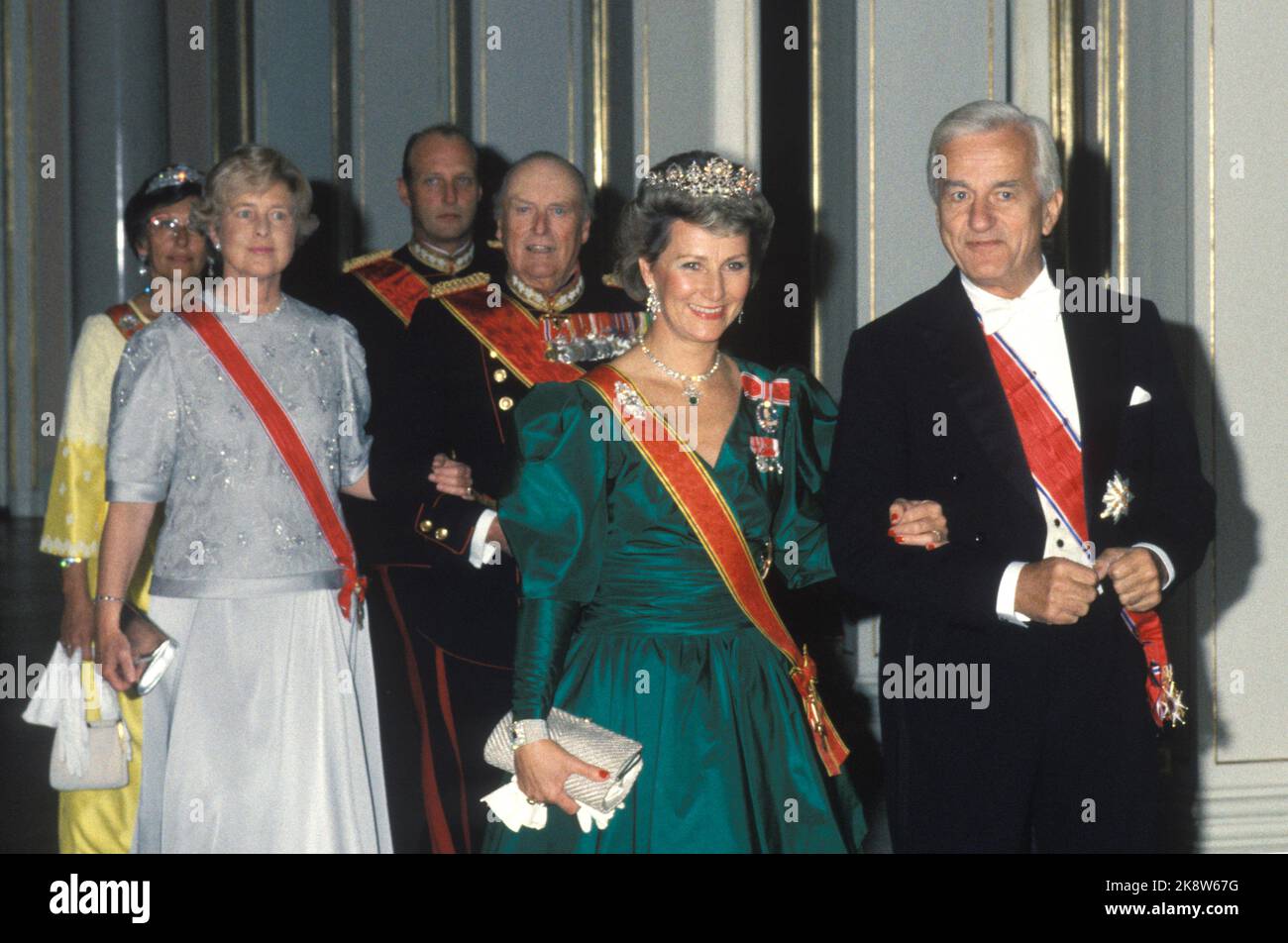 Oslo 19860924. West Germany's federal President Richard von Weizsäcker on a 4 day official visit to Norway. King Olav and Federal President Richard von Weizsäcker (t.v.) on their way to the gala dinner at the castle. In front of Crown Princess Sonja, Federal President Richard von Weizsäcker, (behind) Mrs. Marianne Weizsäcker with King Olav and Princess Astrid together with Crown Prince Harald. Photo: Per Løchen NTB / NTB Stock Photo