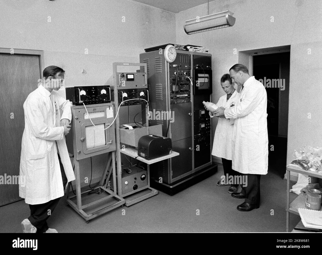 Oslo June 1962 After the Soviet start with nuclear test blasts, it has become necessary to control the content of radioactivity, such as the substances caesium and strontium 90 in i.a. milk. In the State Radiological physical laboratory at Ullern, Norway is radioactively mapped. Here are some of the researchers working in the laboratory. From V: Civil engineer Kjell Madshus, Scientific assistant Thore Myrvoll and manager Kristian Koren. Photo: Aaserud / Current / NTB Stock Photo