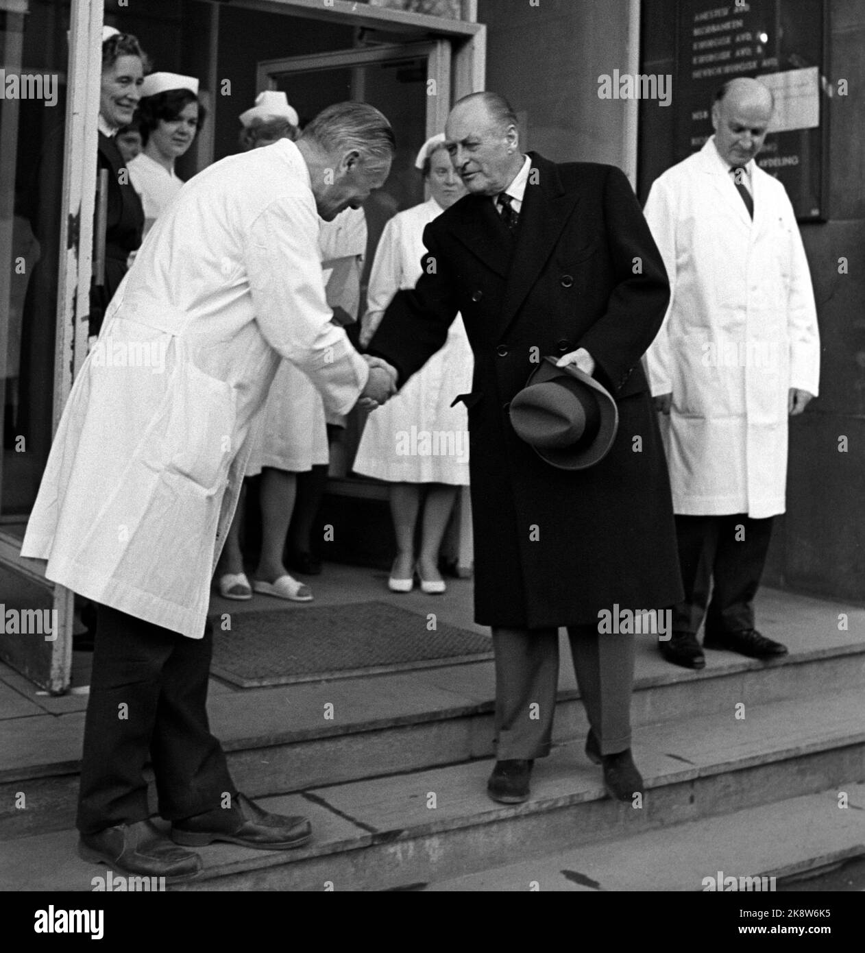 Oslo 19711222 King Olav discharged from the National Hospital after an operation in the abdominal wall. The king had stayed at the hospital for six weeks. Here he says goodbye to doctors and staff. Photo: NTB / NTB. Stock Photo