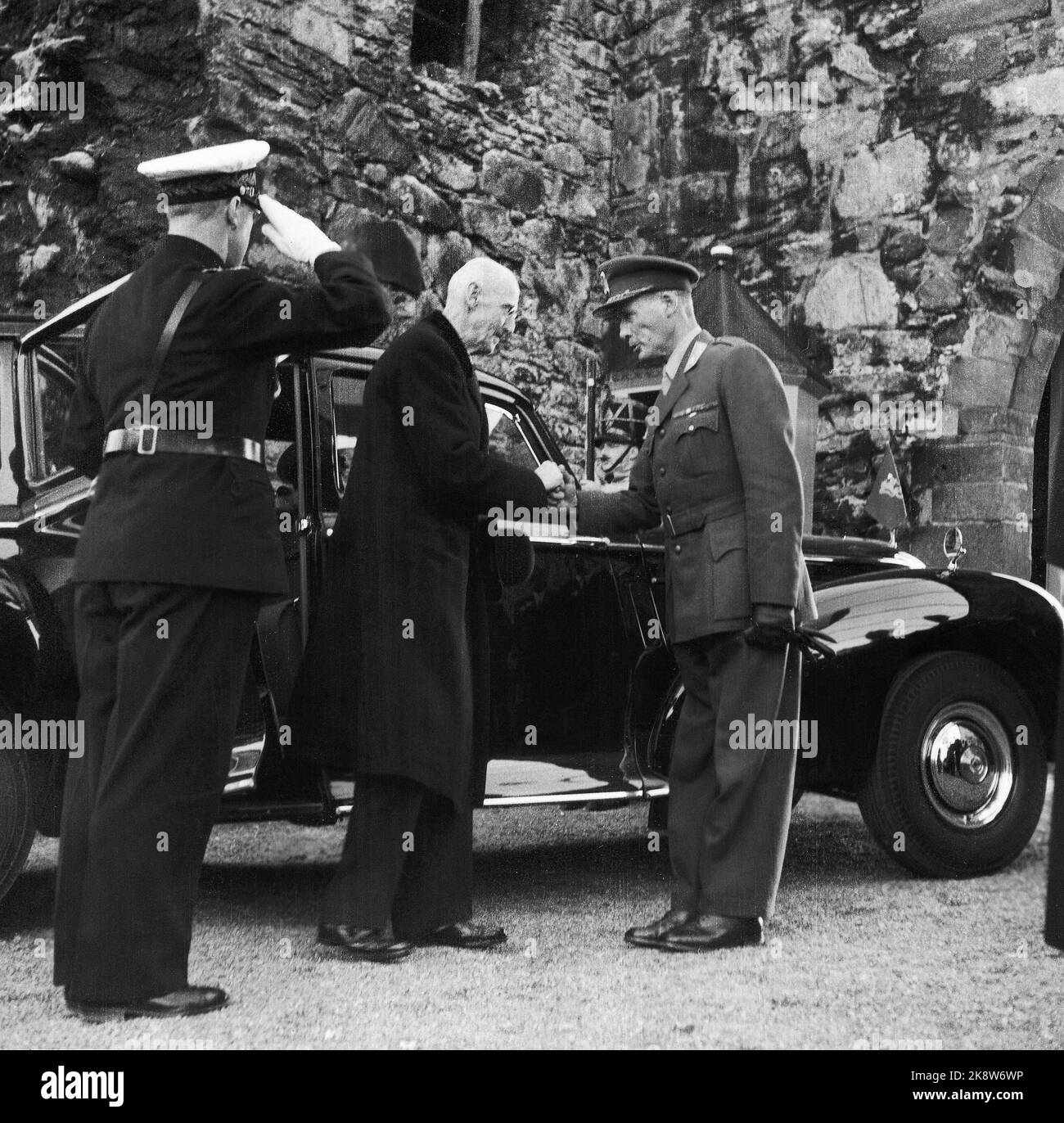 Bergen, June 1953. King Haakon arrives at Bergenhus fortress and greeting at the head of the District Command Vestlandet, Major General Hunstad during the Bergen Festival, June 1953. Photo: Current / NTB. Stock Photo