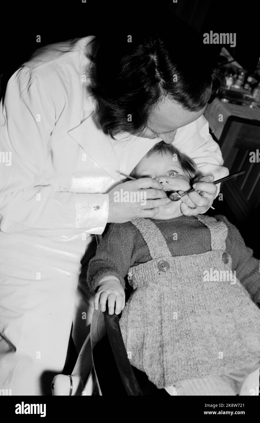 Oslo 19470503- From Sagene Health Station in 1947. Housewives with children on infant control to learn about the right diet and guidance in infant and toddler care. The task control station is to prevent diseases. Here we see a girl in the dental chair who receives treatment from the dentist. Photo: Skotaam Current / NTB Stock Photo