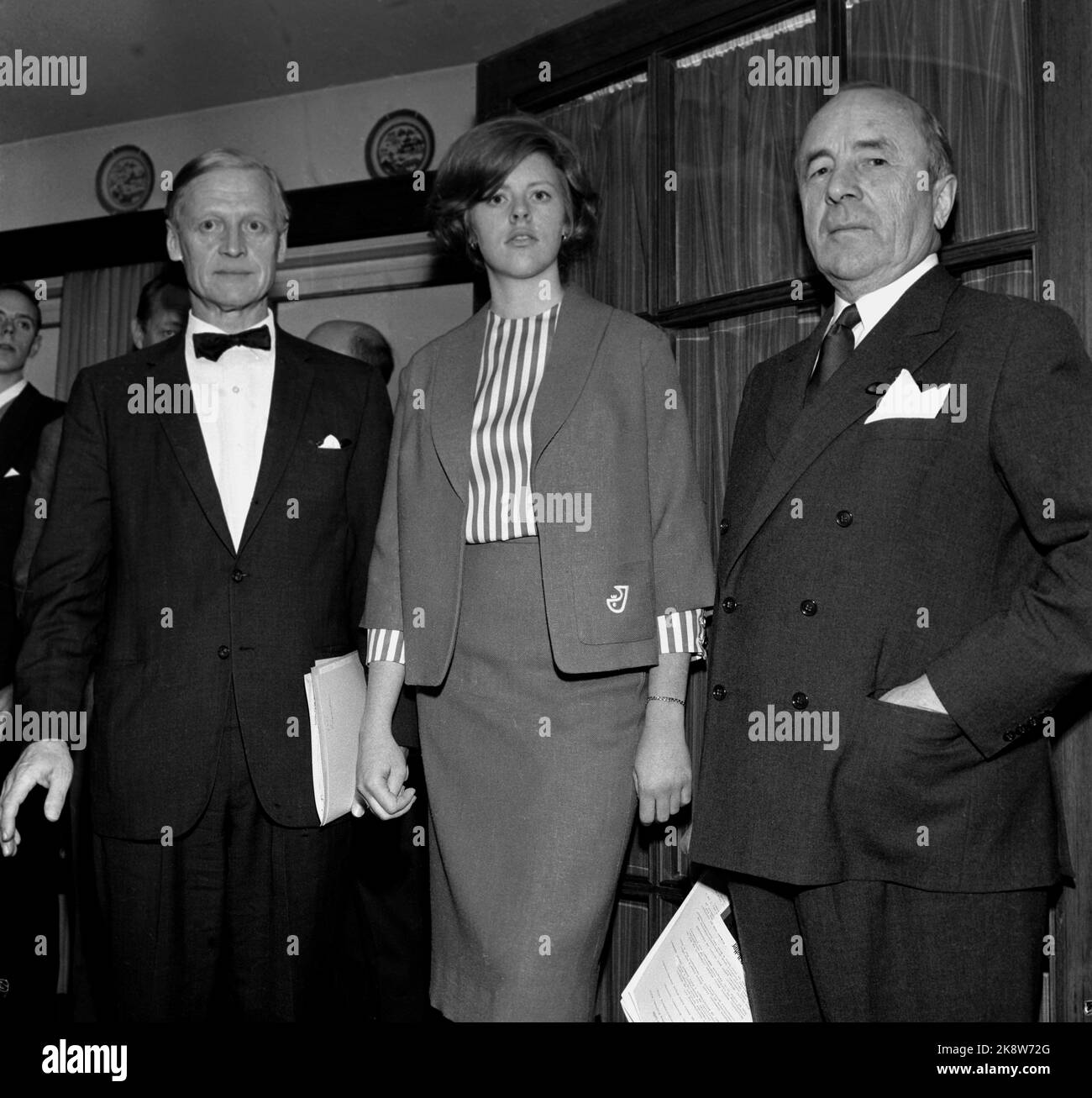 Oslo 19601104. Shipowner Anders Jahre (t.h.) in the shipping club in Oslo on the occasion of the company's new passenger line Oslo - Kiel .. t.v. Svein Winge-Simonsen, who is employed as director of the shipping company. In the middle Winge-Simonsen's niece, Ingunn Simonsen. Ntb archive photo / ntb Stock Photo