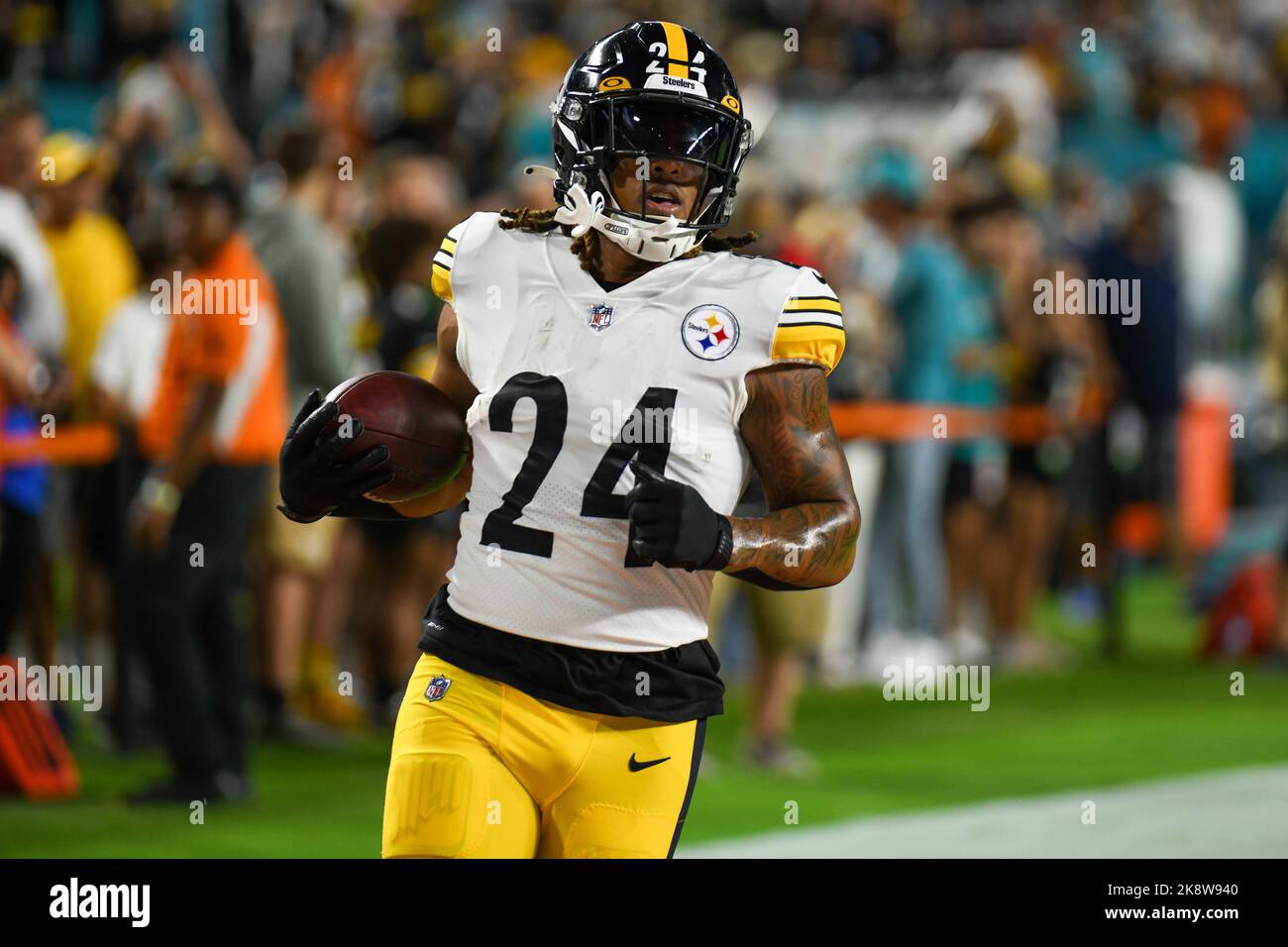 Pittsburgh Steelers running back Benny Snell Jr. (24) warms up before an  NFL football game, Sunday, Sept. 18, 2022, in Pittsburgh, PA. (AP  Photo/Matt Durisko Stock Photo - Alamy