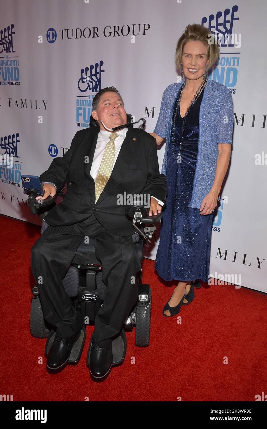 New York, USA. 24th Oct, 2022. (L-R) Former NFL player and hall of fame Nick Buoniconti and Lesley Visser attend the Buoniconti Fund to Cure Paralysis' 37th Annual Great Sports Legends Dinner at the Marriot Marquis Hotel in New York, NY, October 24, 2022. (Photo by Anthony Behar/Sipa USA) Credit: Sipa USA/Alamy Live News Stock Photo