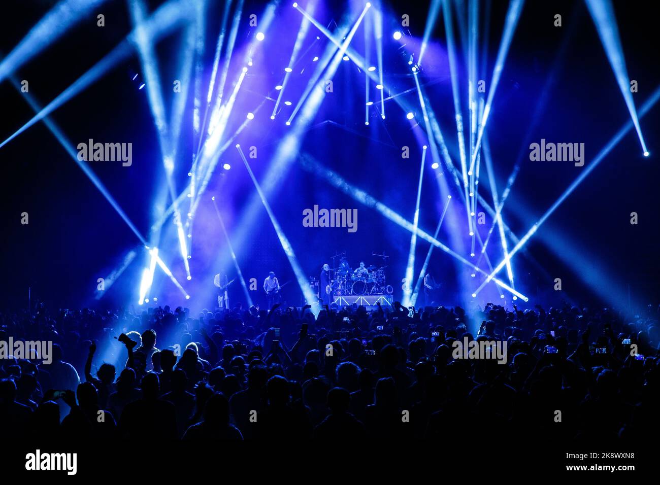 Toronto, Canada. 24/10/2022, Smashing Pumpkins perform on stage in front of a large crowd with multiple white lights Stock Photo