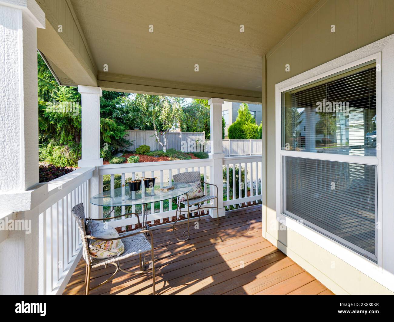 Exterior porch light hi-res stock photography and images - Alamy