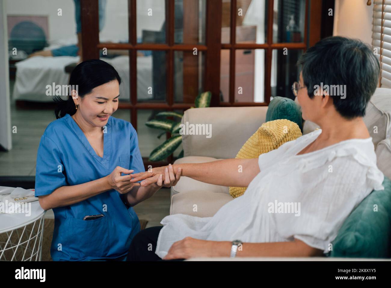 Asian blue scrubs hi-res stock photography and images - Alamy