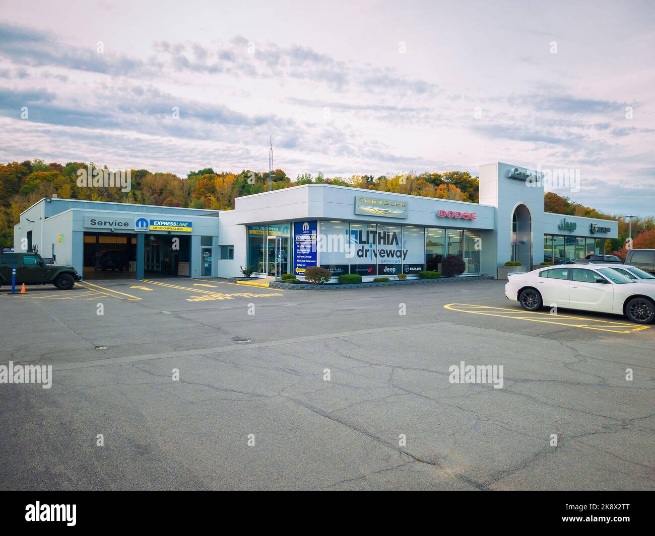 New Hartford, New York - Oct 6, 2022: Landscape Wide View of Carbone Chrysler Motor Company Dealership Building Exterior Stock Photo