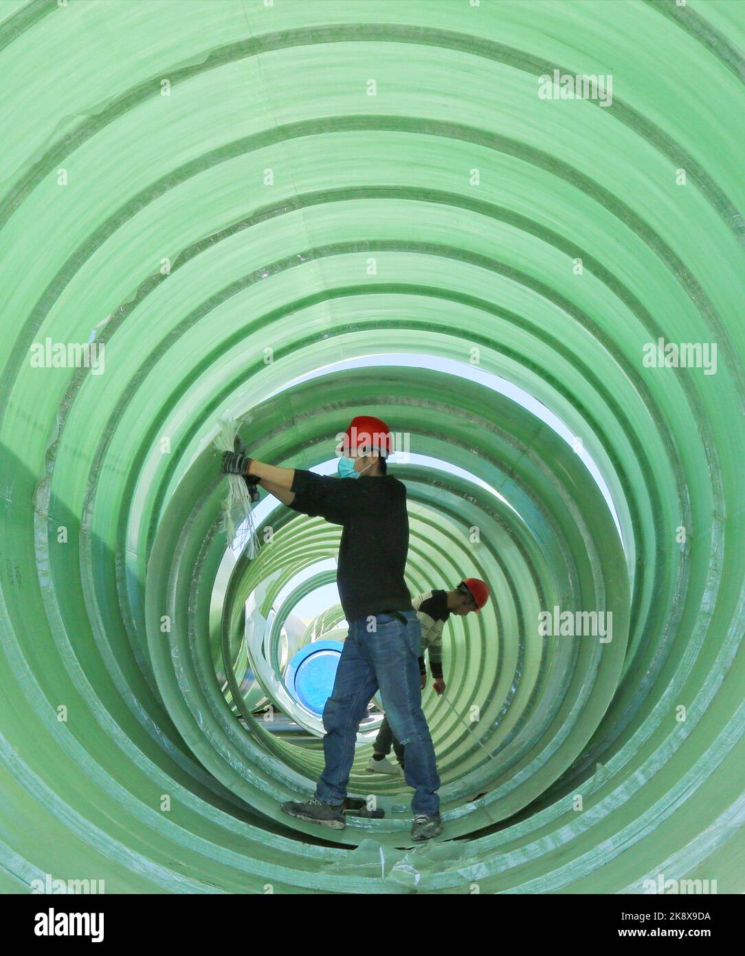 NANTONG, CHINA - OCTOBER 24, 2022 - A worker cleans inside a fiberglass sewage treatment facility in Nantong city, Jiangsu province, China, Oct 24, 20 Stock Photo