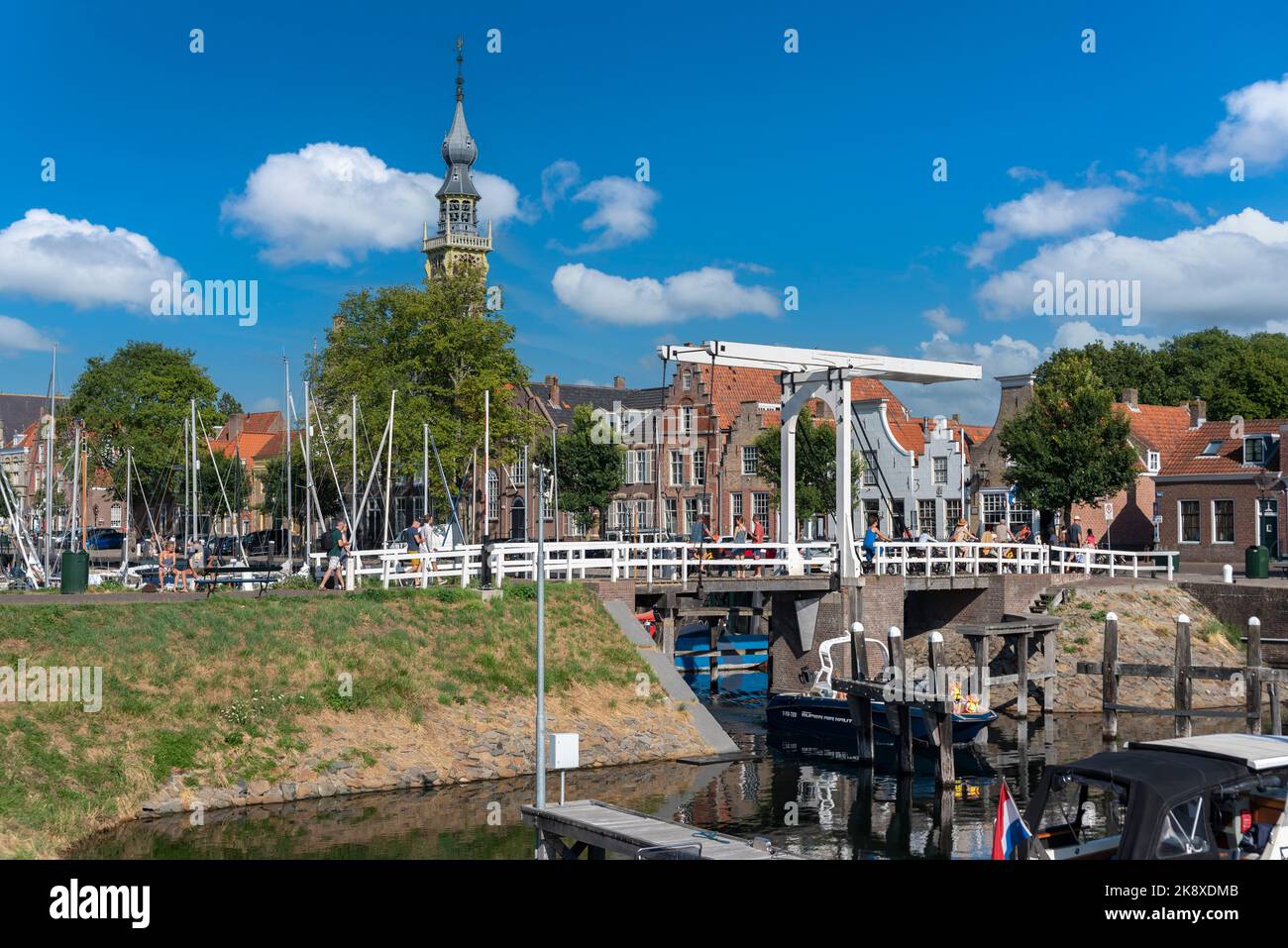 Cityscape at the marina with Queen Beatrix Bridge and historic city hall, Veere, Zeeland, Netherlands, Europe |Cityscape at the marina of Veere with Q Stock Photo