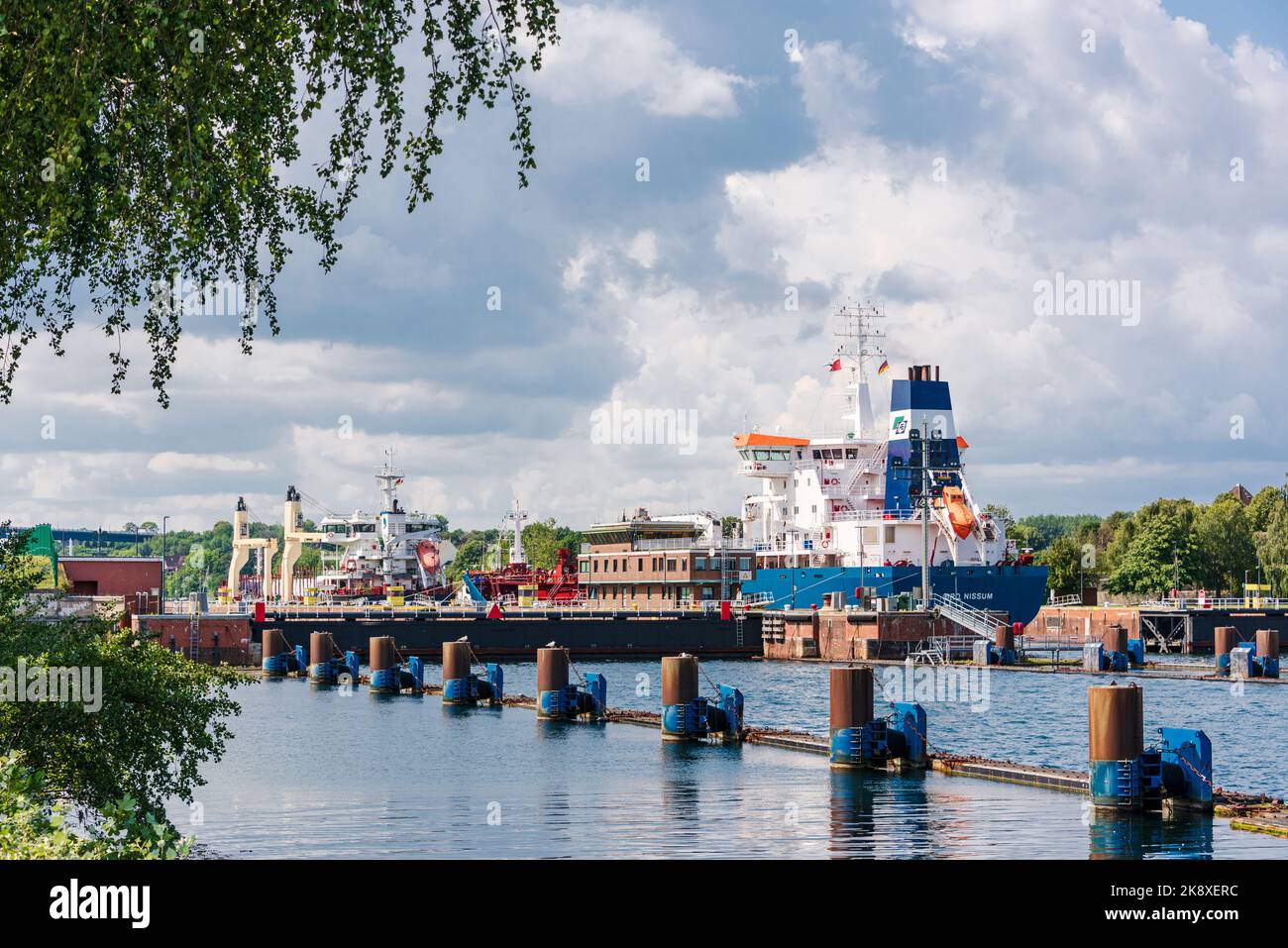 Kiel, Germany, Aug. 2019 Frachtschiffe in der Schleusenausfahrt des Nord-Ostsee-Kanals in Kiel Holtenau Stock Photo