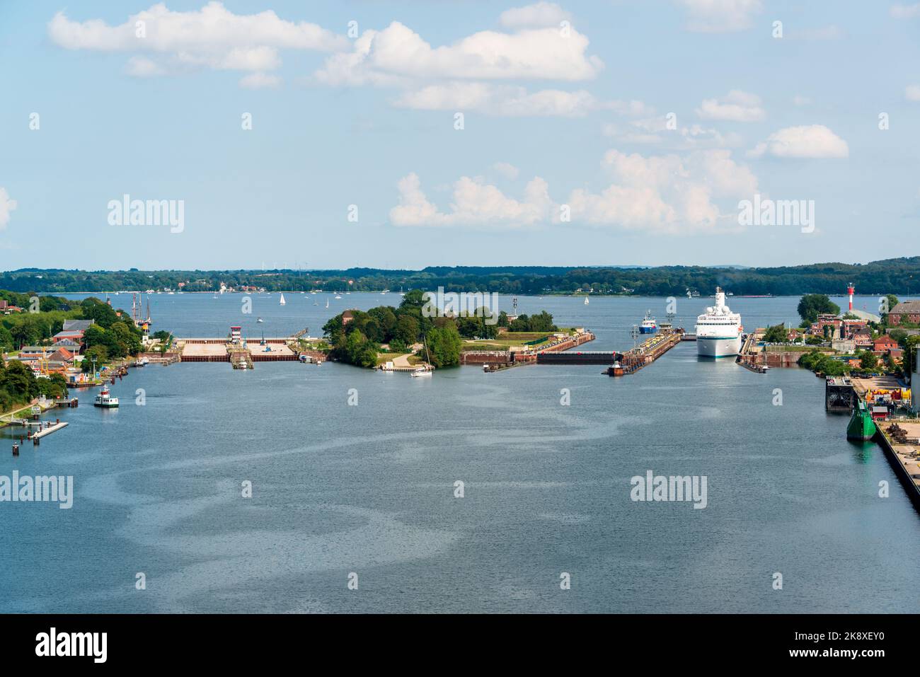Kiel, Deutschland Aug. 2019 Das Kreuzfahrtschiff "Deutschland" in der Schleuse von Holtenau für die Passage durch den Kiel Canal Stock Photo