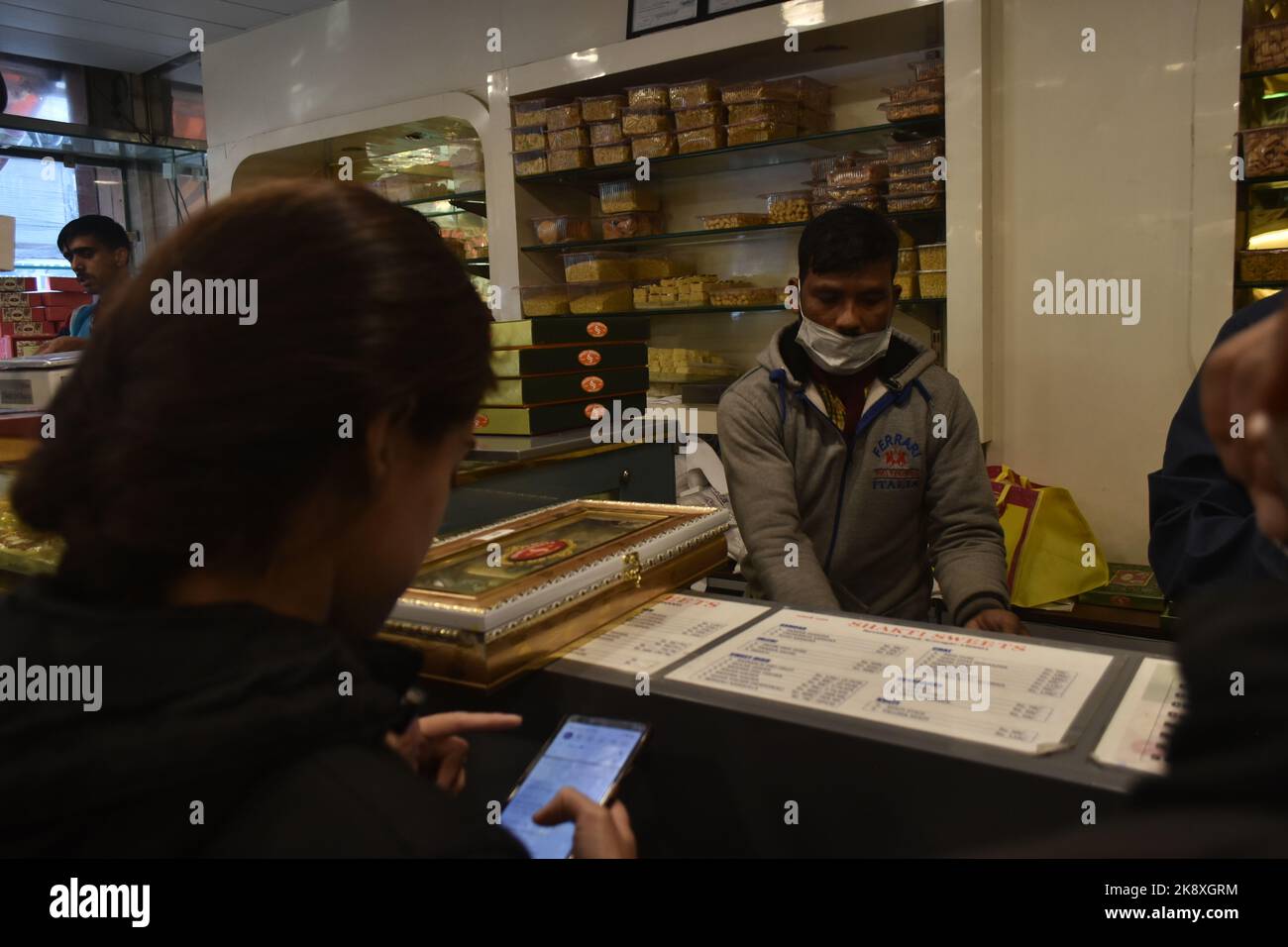 Sringar, India. 24th Oct, 2022. Buyers and sellers throng a wholesale